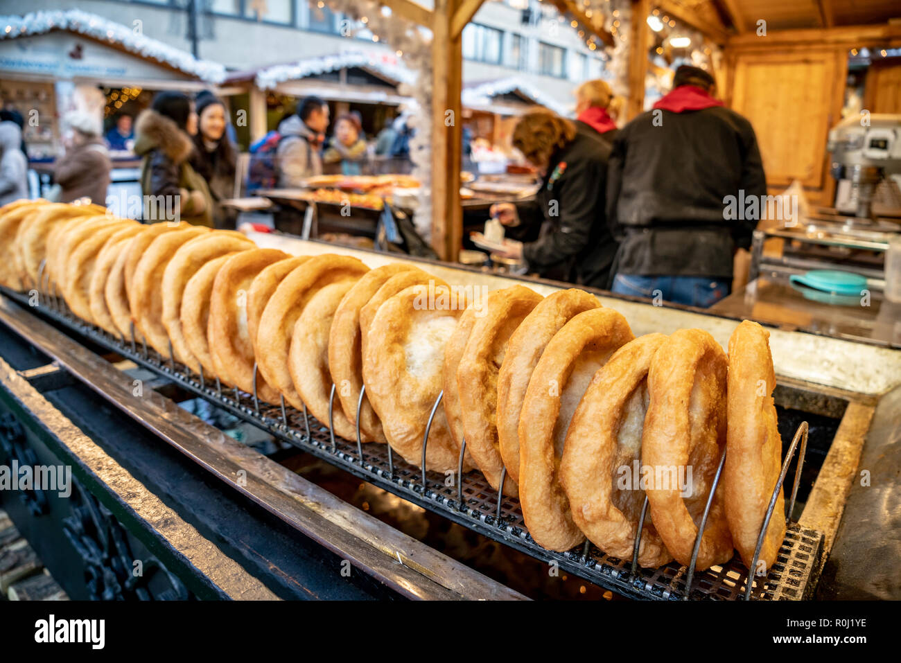 Budapester Weihnachtsmarkt traditionelle Street Food genannt Langos
