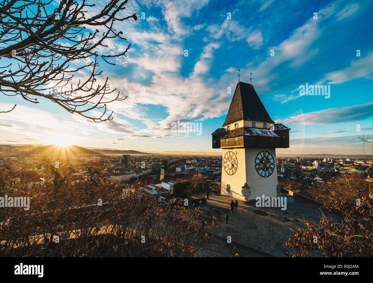 Grazer Uhrturm und Symbol der Stadt auf dem Schlossberg bei Sonnenuntergang Stockfoto