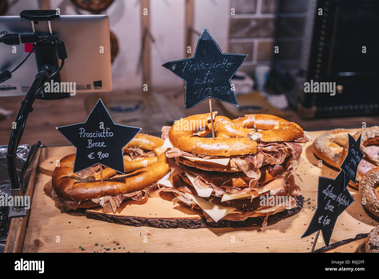 Traditionelle ham Brezel Street Food bei den Salzburger Weihnachtsmarkt Stockfoto
