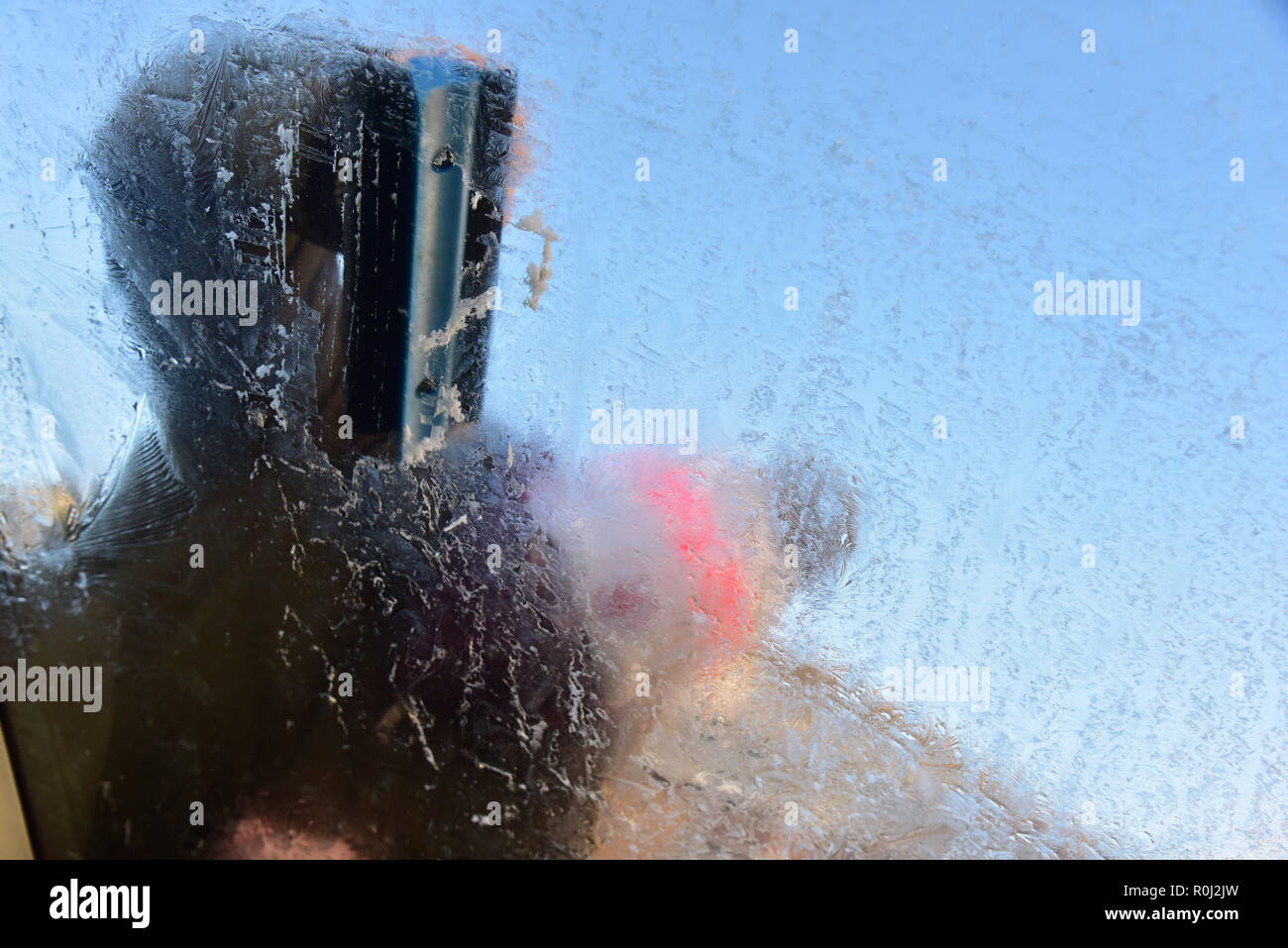Viel von Wales wachte an diesem Morgen Schicht der Oberfläche frost für Windschutzscheiben und eisigen Temperaturen. Eis entfernen aus einem Auto Windschutzscheibe Stockfoto