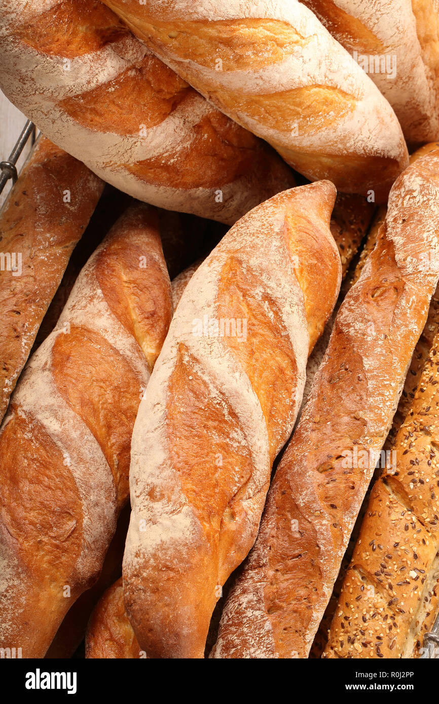 Baguette in Metall Korb Stockfoto