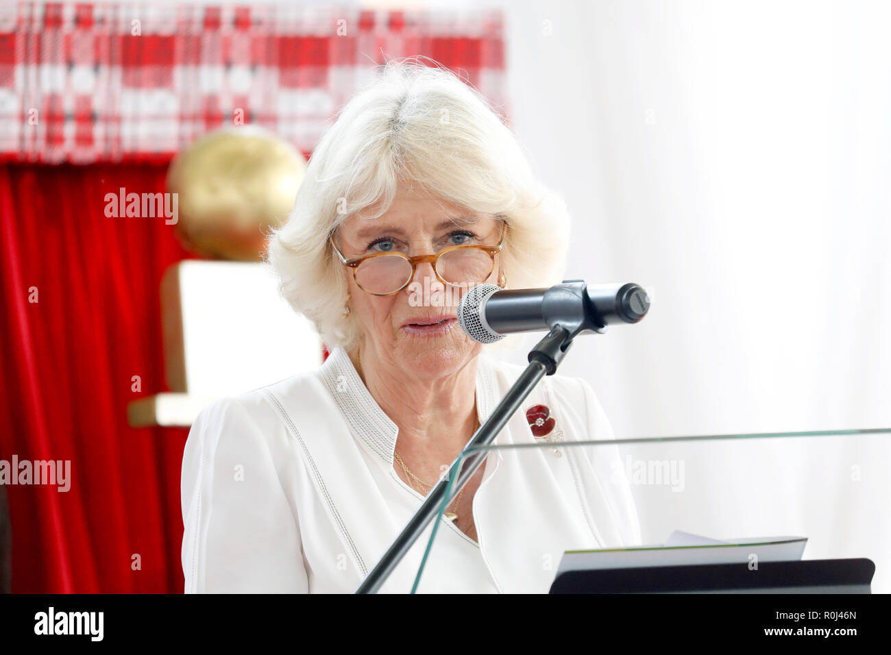 Herzogin von Cornwall spricht beim Start von The Queen's Commonwealth Essay Wettbewerb 2019 in Ghana International School in Accra, Ghana, am Tag 6 Ihrer Reise nach Westafrika mit dem Prinzen von Wales. Stockfoto