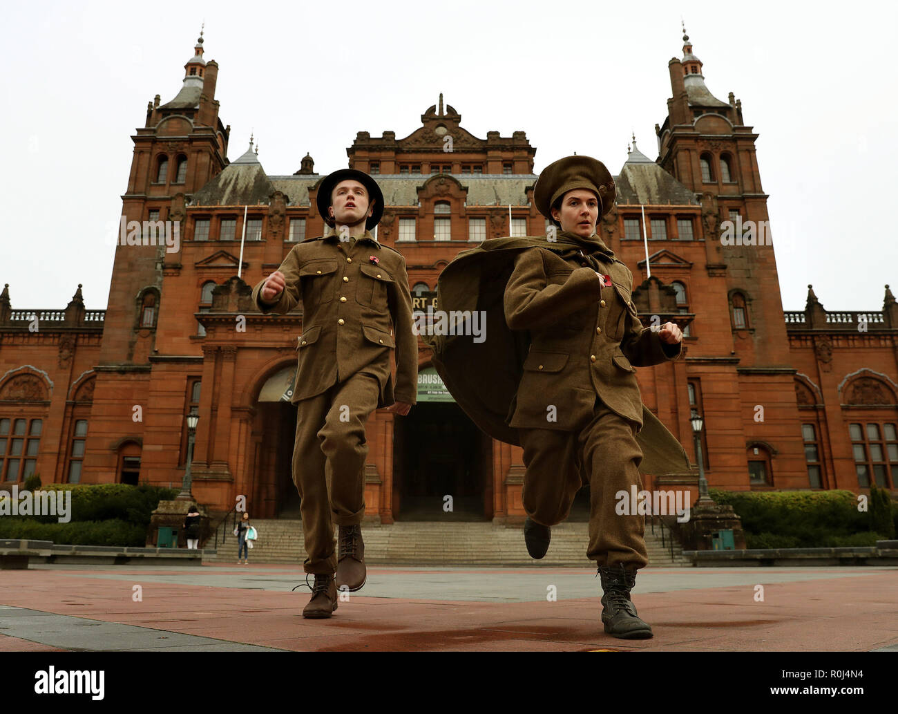 Saul Davidson und Lauren O' Donnell vom Scottish Youth Theatre, in Uniform des Ersten Weltkriegs gekleidet, vor der Kelvingrove Art Gallery and Museum in Glasgow, bei einer Vorschau auf die Veranstaltungen, die anlässlich des hundertsten Jahrestages des Waffenstillstands stattfinden. Saul und Lauren werden bei der Veranstaltung am 11. November ein kurzes Stück aus Briefen aus den Schützengräben aufführen. Stockfoto