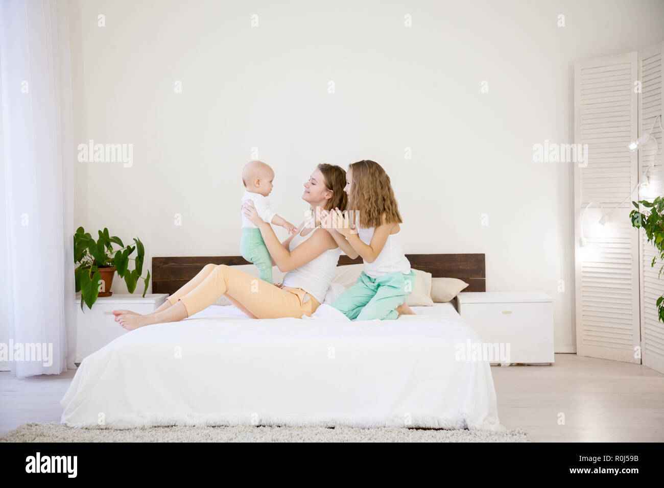 Drei Mädchen Schwestern in den Spielen im Schlafzimmer am Morgen liebe Stockfoto