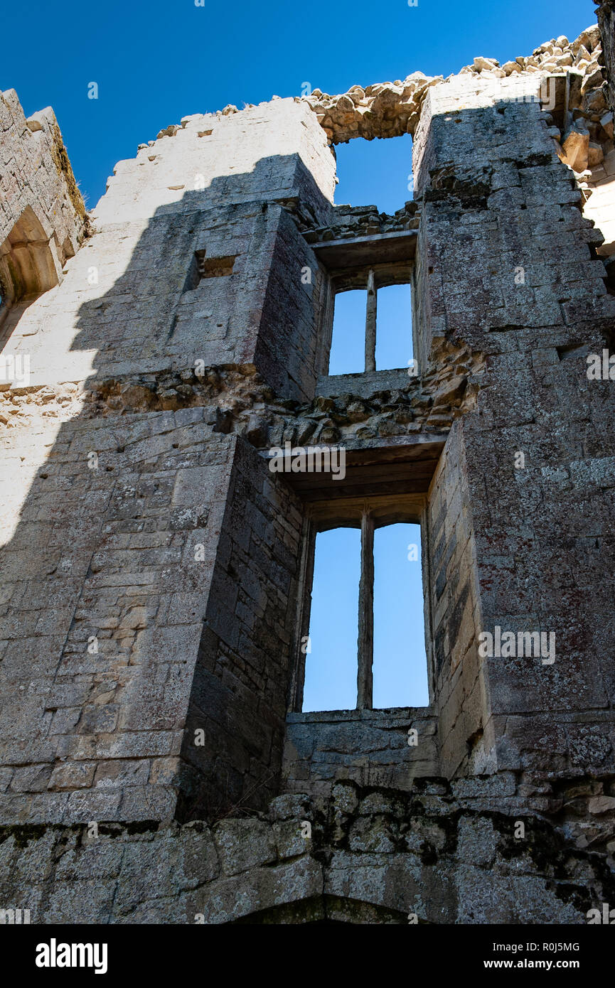 Innenansicht der verfallenen Mauern im Old Wardour Castle, in der Nähe von Tisbury, Salisbury, Wiltshire, UK. Stockfoto
