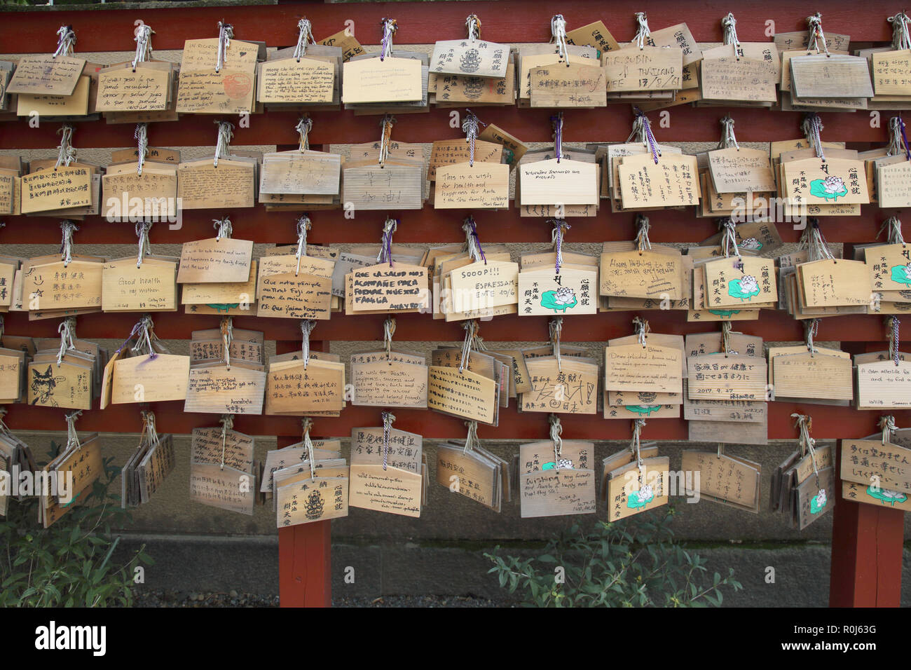 Gebet Nachrichten auf Holztafeln benten Halle in Parks Ueno Tokyo Japan Stockfoto