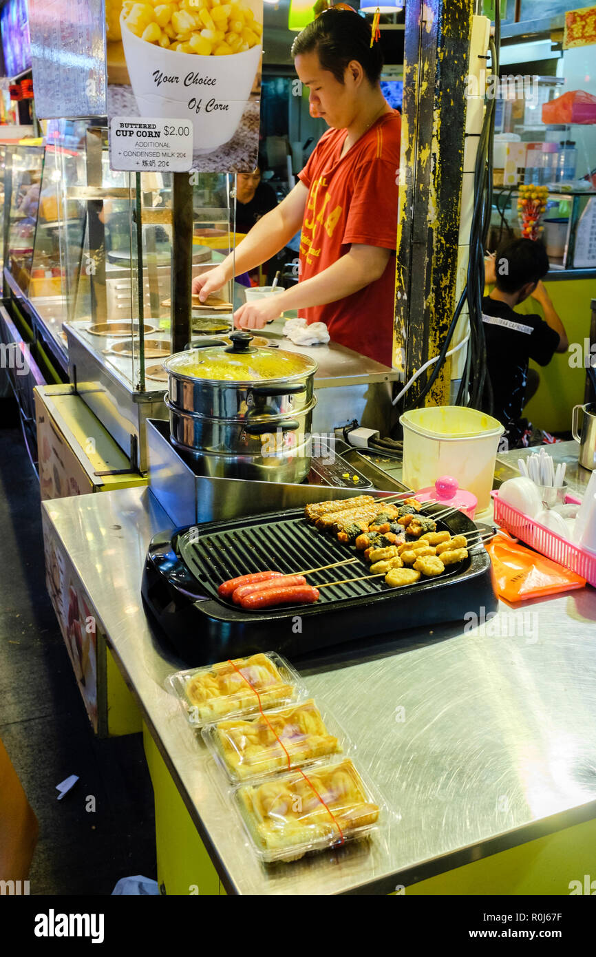 Essen Anbieter Zubereitung und Verkauf von Speisen an den Imbissständen im Bugis Street Market Area Singapur Sept 2018 Stockfoto