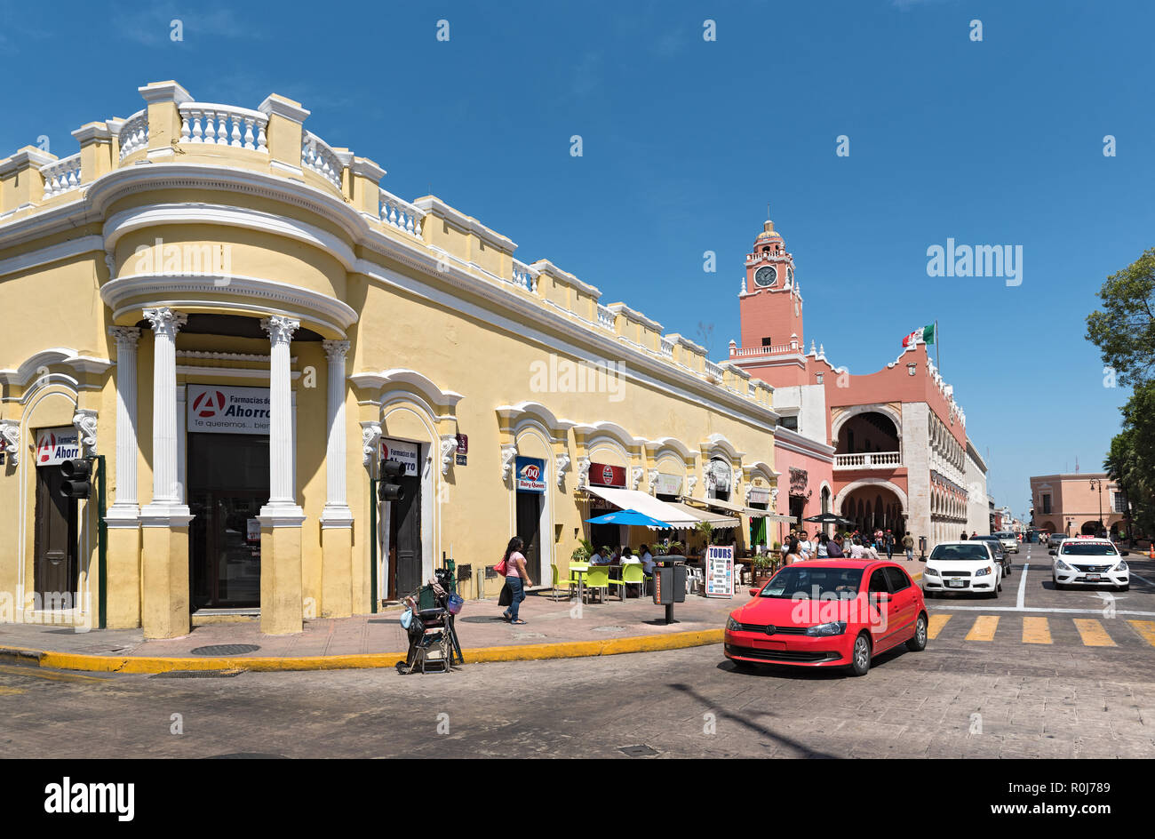 Strasse mit Häusern und Geschäften im Zentrum von Merida, Mexiko. Stockfoto