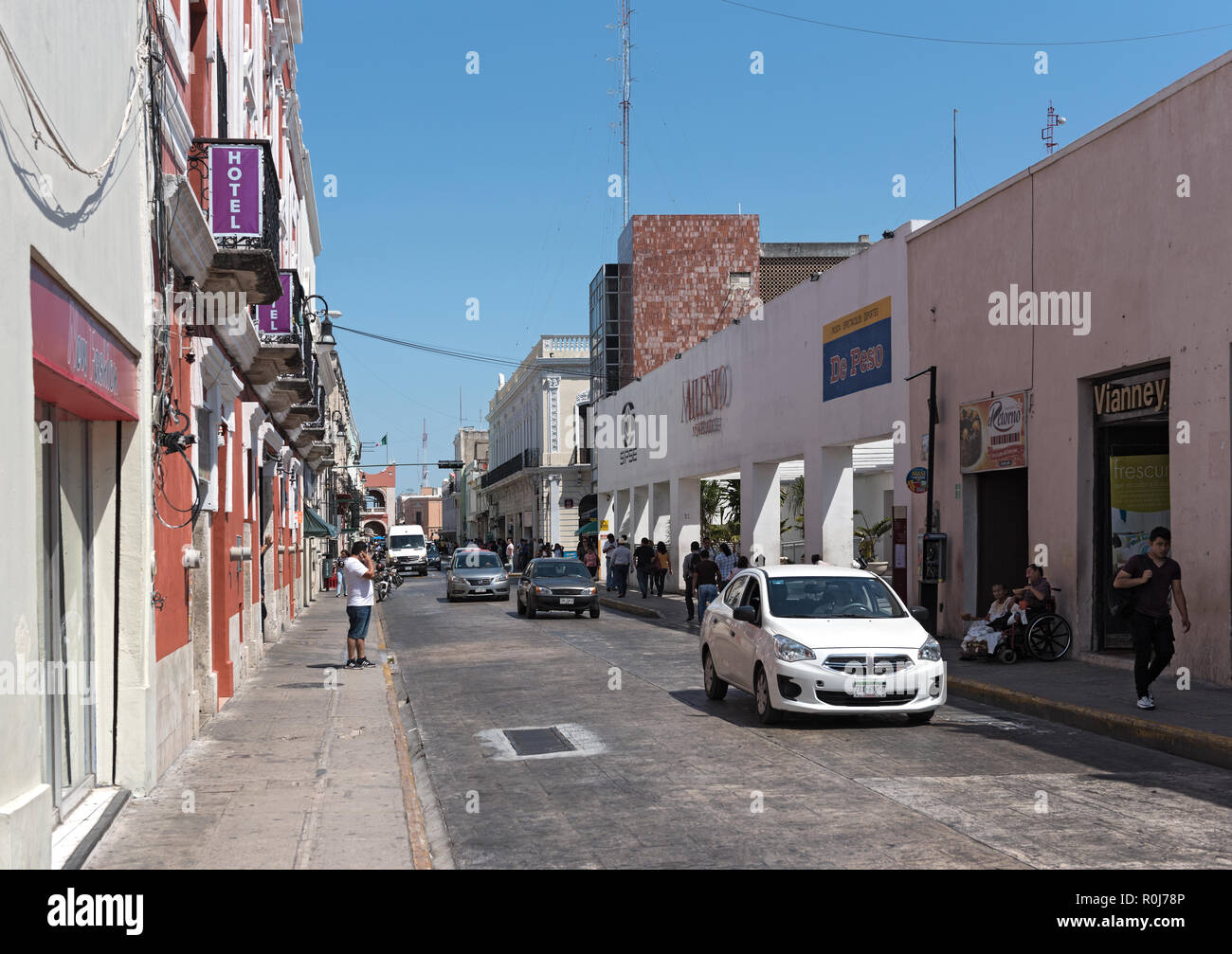 Strasse mit Häusern und Geschäften im Zentrum von Merida, Mexiko. Stockfoto