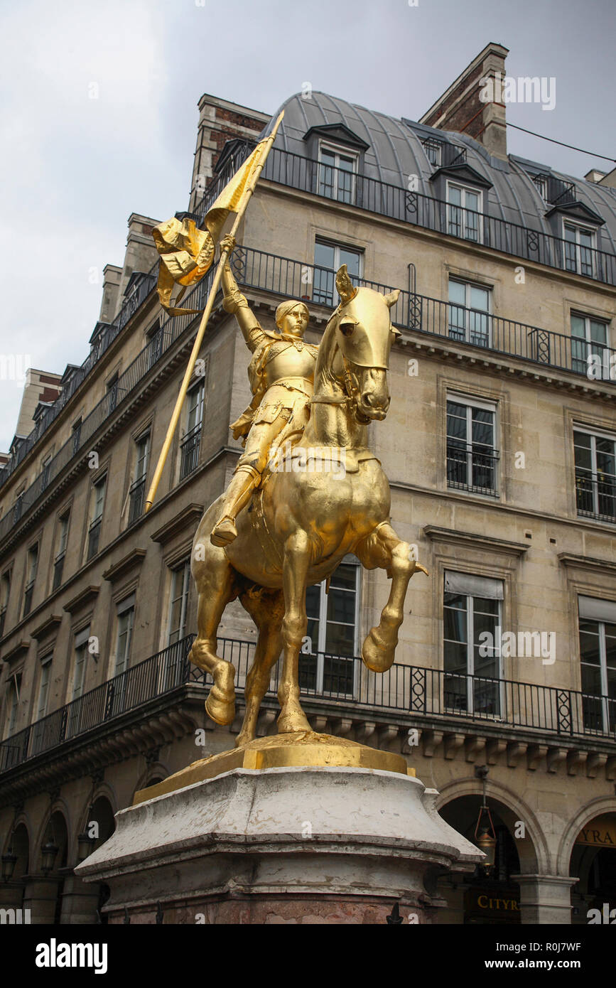 Jeanne d'Arc Statue in Paris Frankreich vergoldet auf Pferd auf seine plint Stockfoto