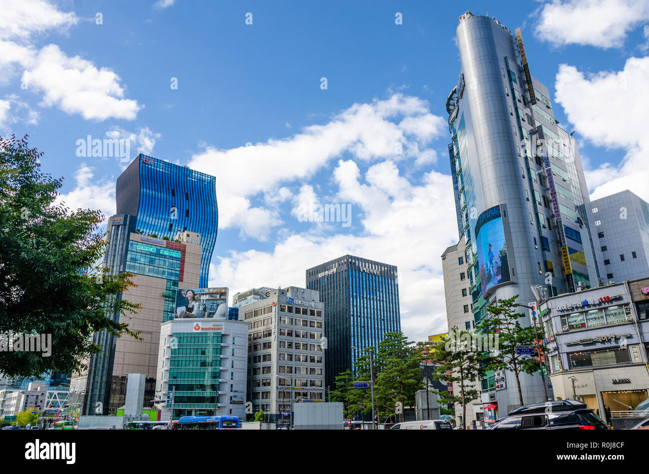 Wolkenkratzer in Gangnam Seoul, Südkorea gegen ein blauer Himmel mit weißen Wolken. Stockfoto