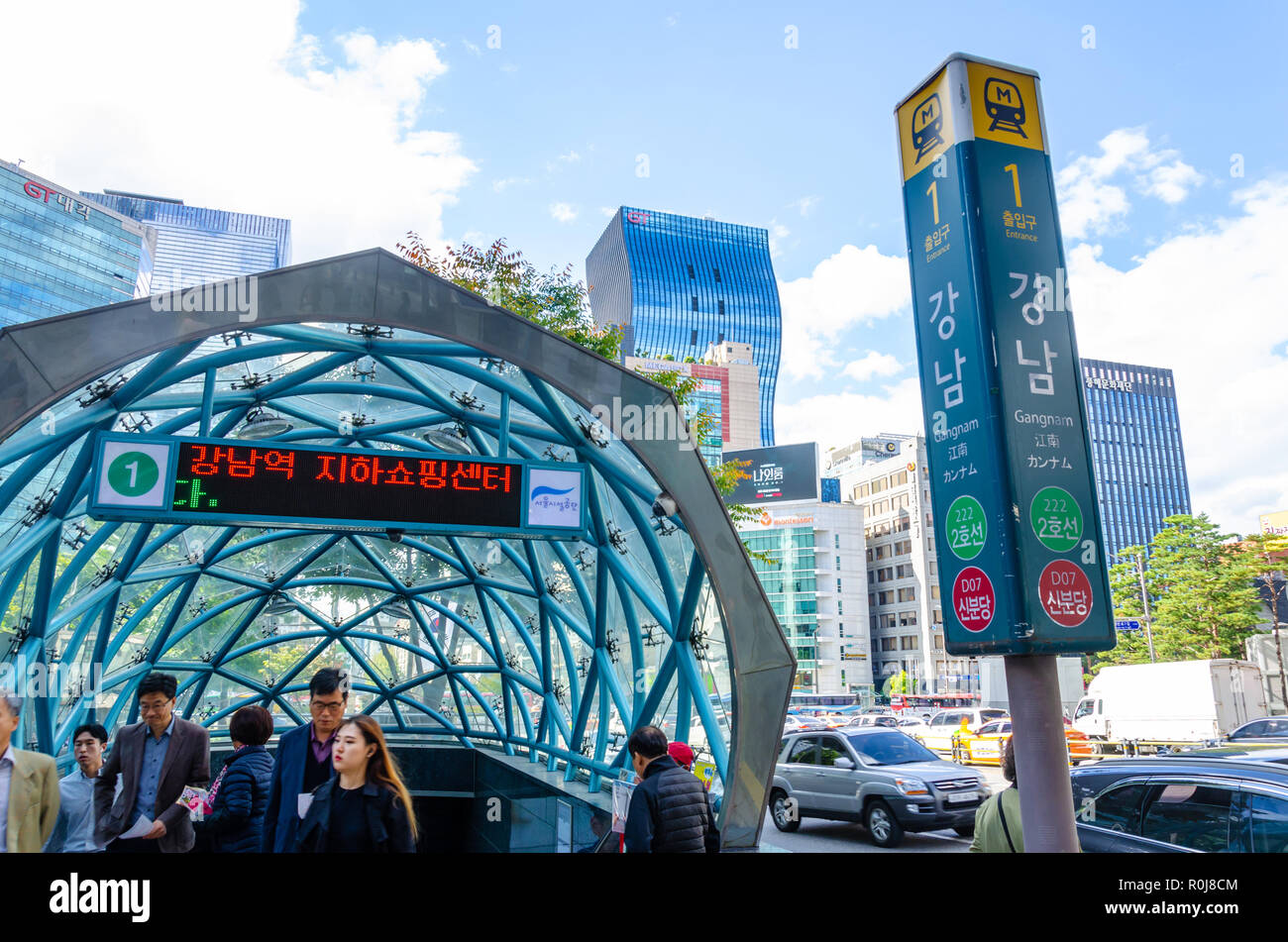 Ein Eingang in die U-Bahn Station in Seoul Gangnam. Die Gegend ist mit hohen, modernes Hochhaus Wolkenkratzer gebaut. Stockfoto