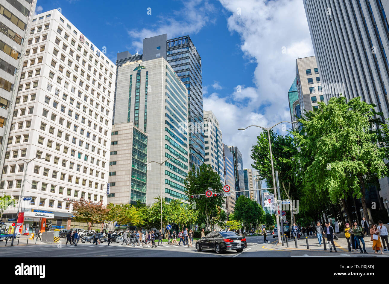 Hohe Gebäude vor einem blauen Himmel mit Wolken in diesem Stadtbild vew der Stadtteil Gangnam Seoul in Südkorea. Stockfoto