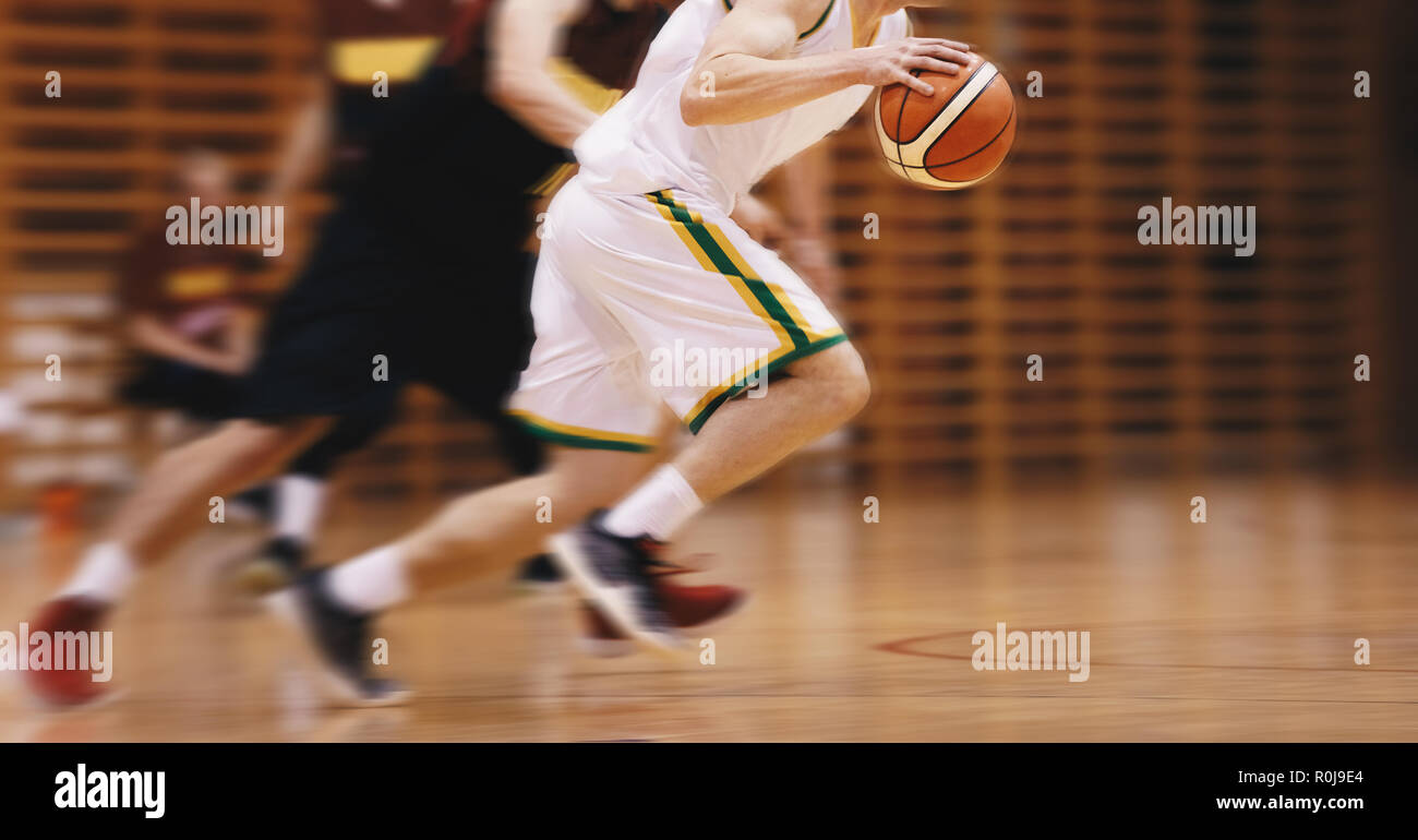 Zwei junge High School Basketball Spieler Spiel. Jugend Basketball Spieler in Motion Blur Durning Aktion ausgeführt wird. Basketball School Turnier Stockfoto