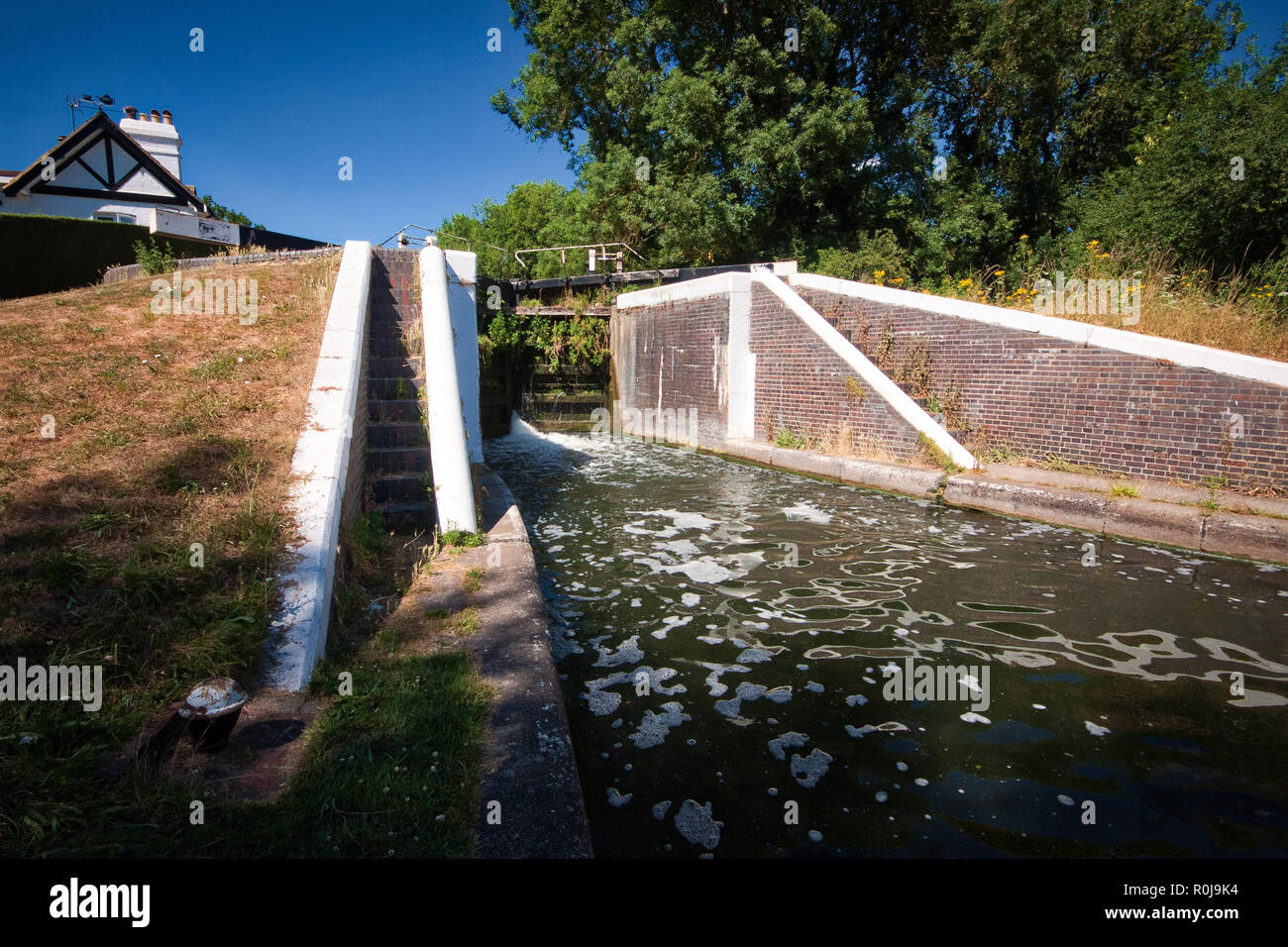 Sonniger Tag bei Denham Lock auf dem Grand Union Canal, Großbritannien Stockfoto