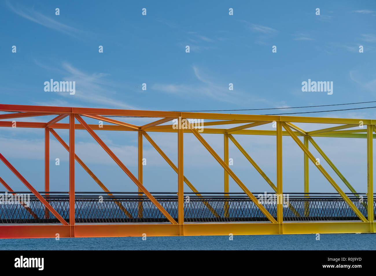 Regenbogenfarbige Brücke mit Ozean Hintergrund - bunte Stahlbrücke Stockfoto
