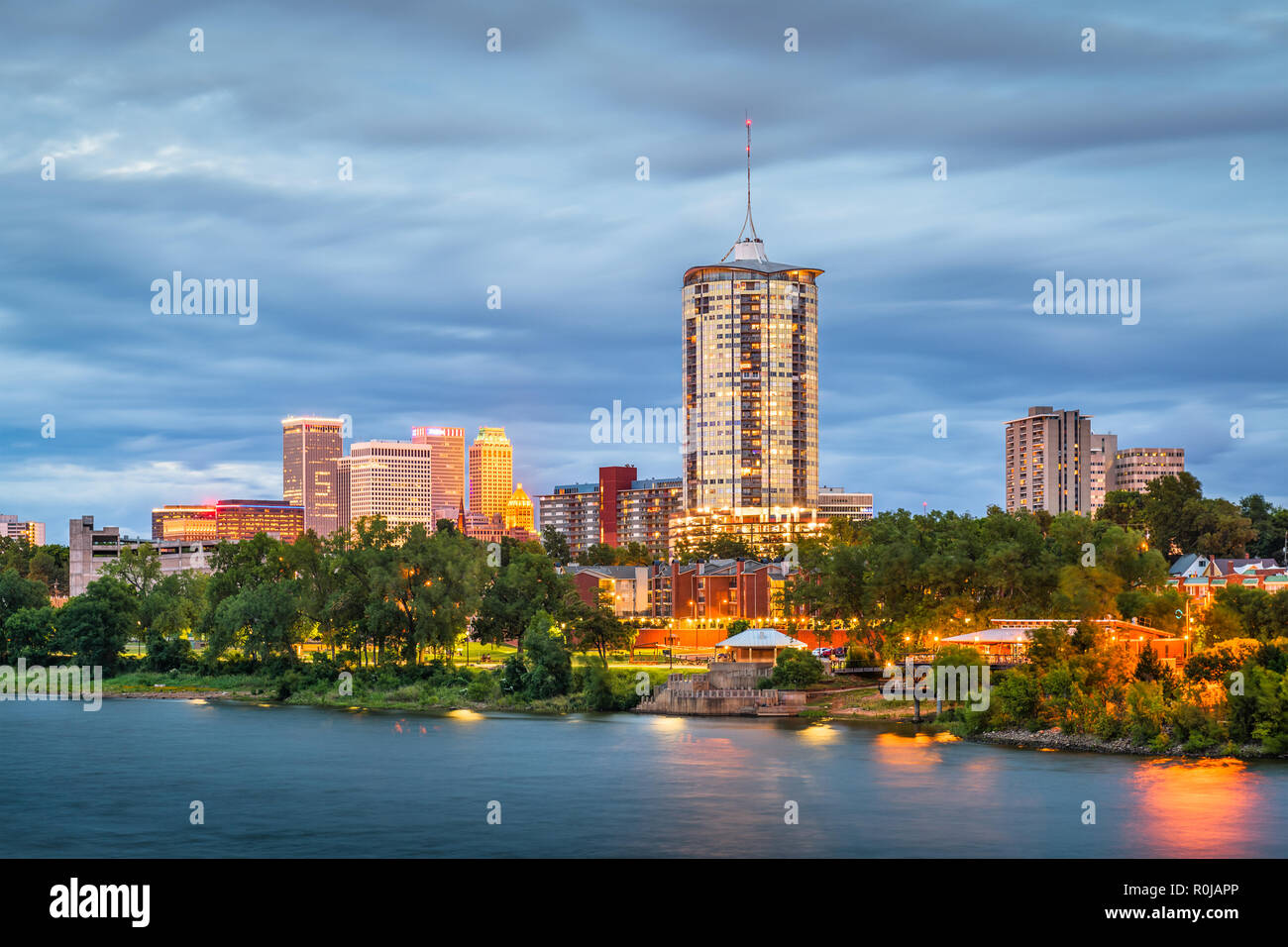 Tulsa, Oklahoma, USA Downtown Skyline auf dem Arkansas River in der Abenddämmerung. Stockfoto