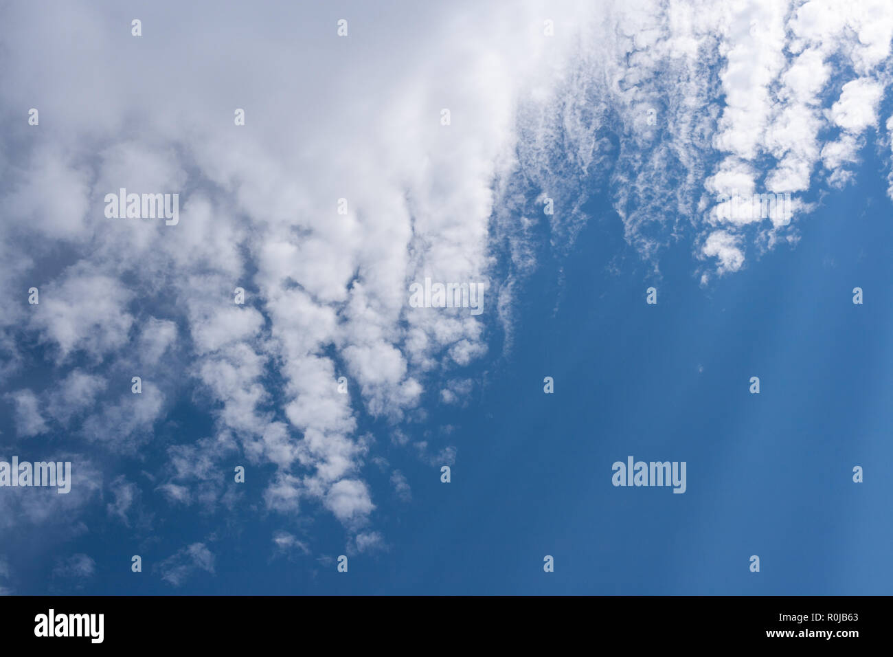 Schöne Cirrus-Cumulus Wolken an einem klaren blauen Himmel. Stockfoto