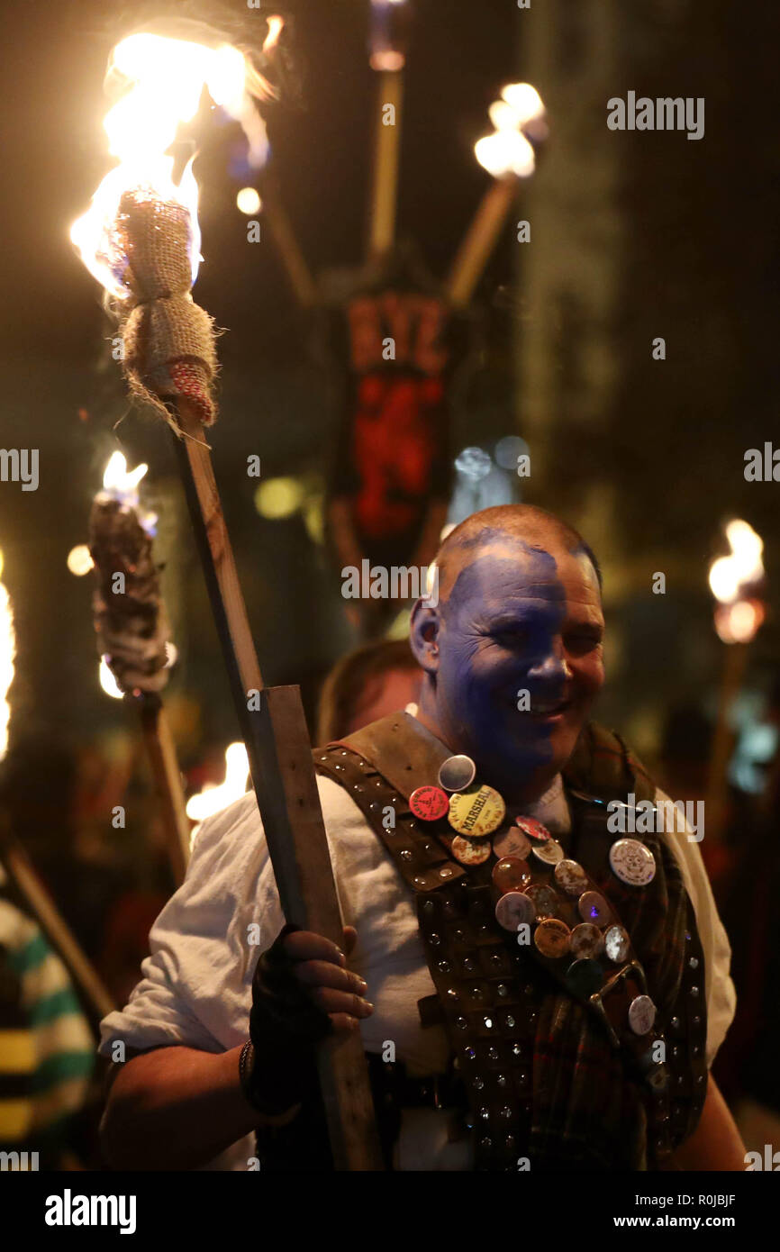 Teilnehmer Umzug durch die Stadt Lewes in East Sussex während einer jährlichen Bonfire Night Prozession durch die lewes Bonfire Gesellschaften statt. Stockfoto