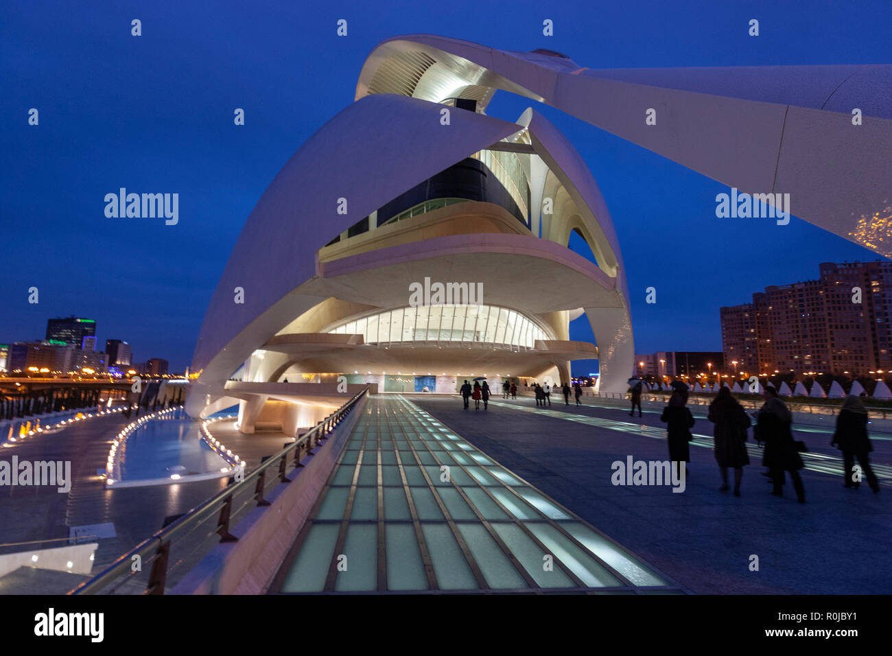 Die Menschen in den Palau de les Arts Reina Sofia, in der Dämmerung, Oper und Kulturzentrum in Valencia, Spanien, von dem Architekten Santiago Calatrava, Stockfoto