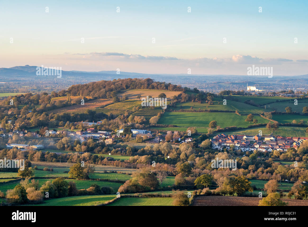 Stroud Bezirk Blick von selsley im gesamten stroud Tal im Herbst bei Sonnenuntergang. Cotswolds, Gloucestershire, VEREINIGTES KÖNIGREICH Stockfoto