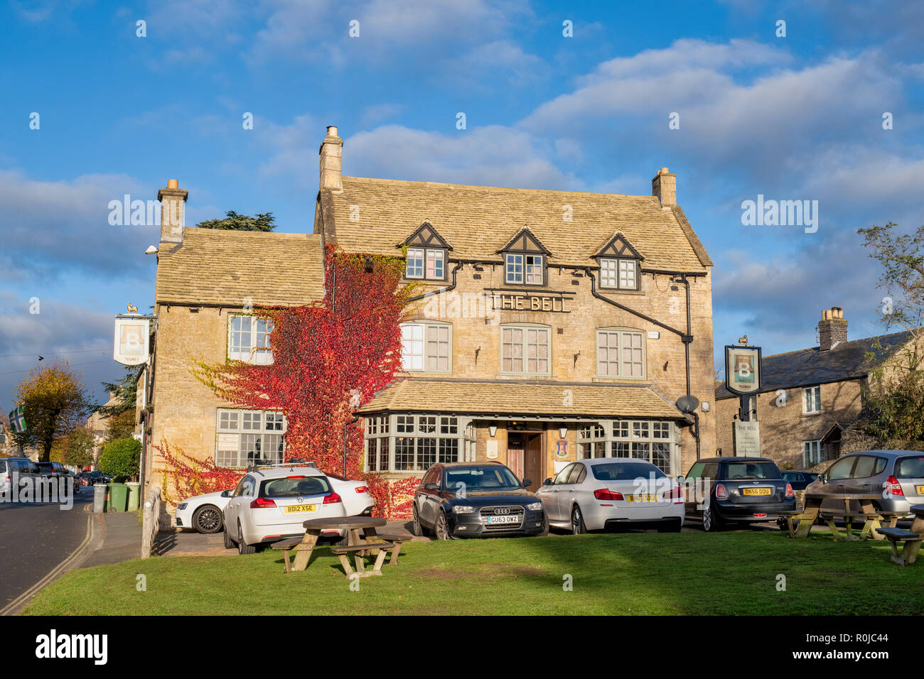 Die Glocke an Stow Stow Inn auf der Wold, Cotswolds, Gloucestershire, England Stockfoto