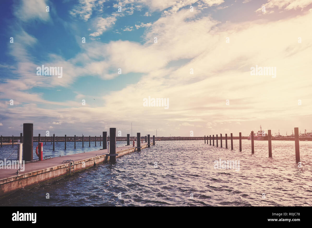 Vintage stilisierte Bild eines leeren Marina in Sassnitz bei Sonnenuntergang, Deutschland. Stockfoto