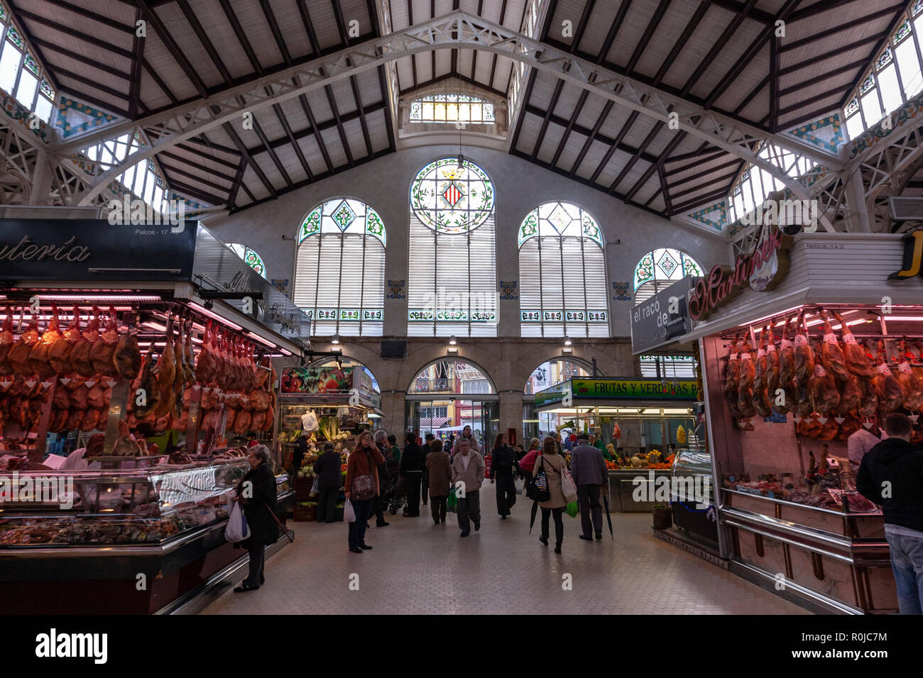 Spanischen Schinken im Mercado Central de Valencia, Valencia Jugendstil Architektur, Valencia, Spanien, Abschaltdruck Stockfoto