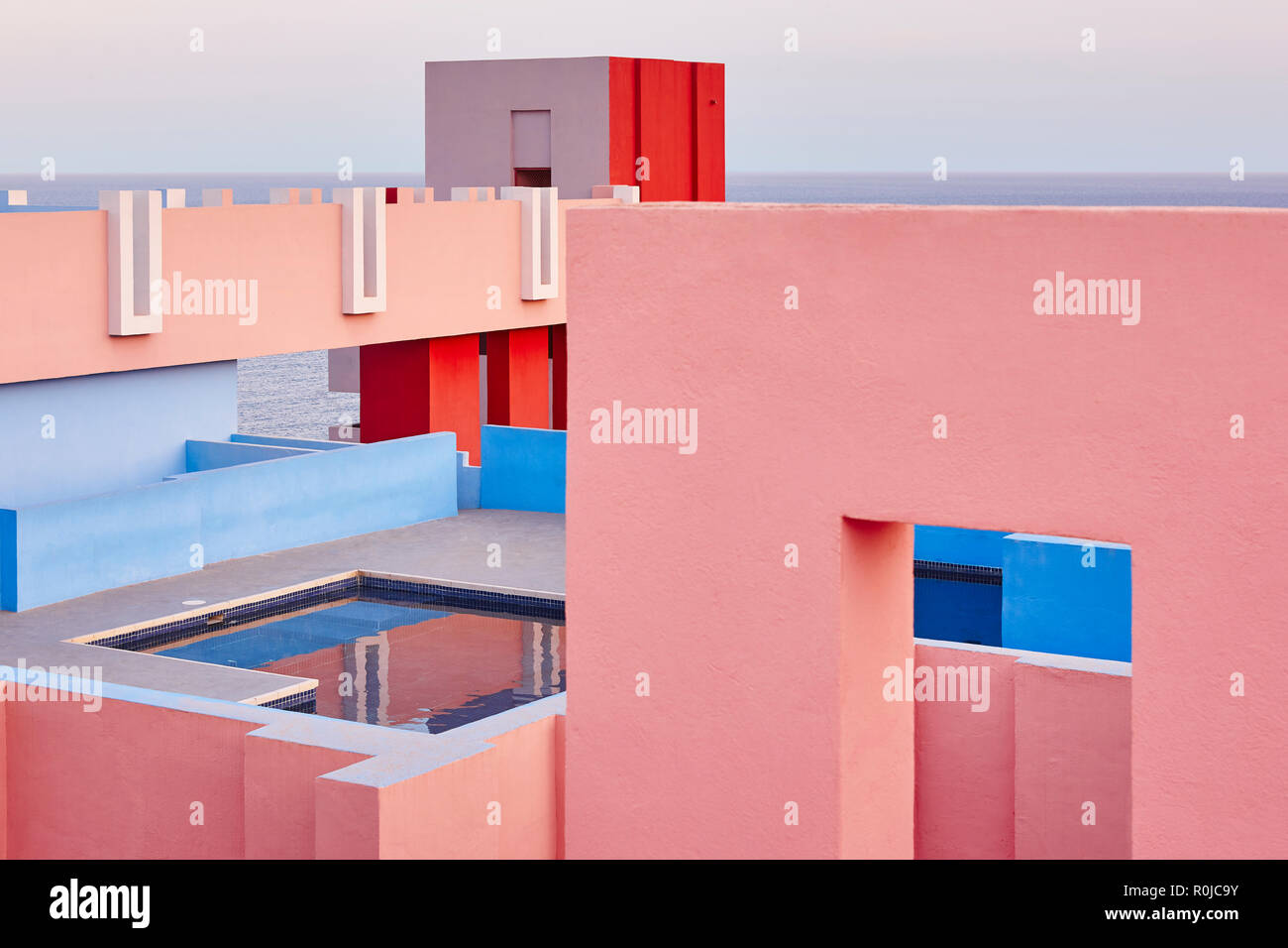 Geometrische Gebäude Swimmingpool. Rote Wand, La Manzanera. Calpe, Spanien Stockfoto