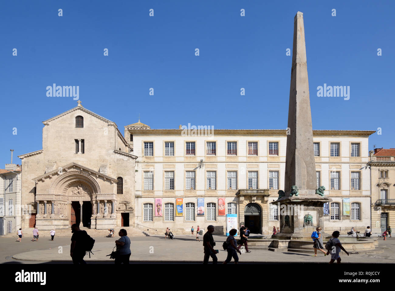 Stadtplatz oder die Plaza de la République Eygptian Obelisk & Kirche de la Trophime Arles Provence Frankreich Stockfoto