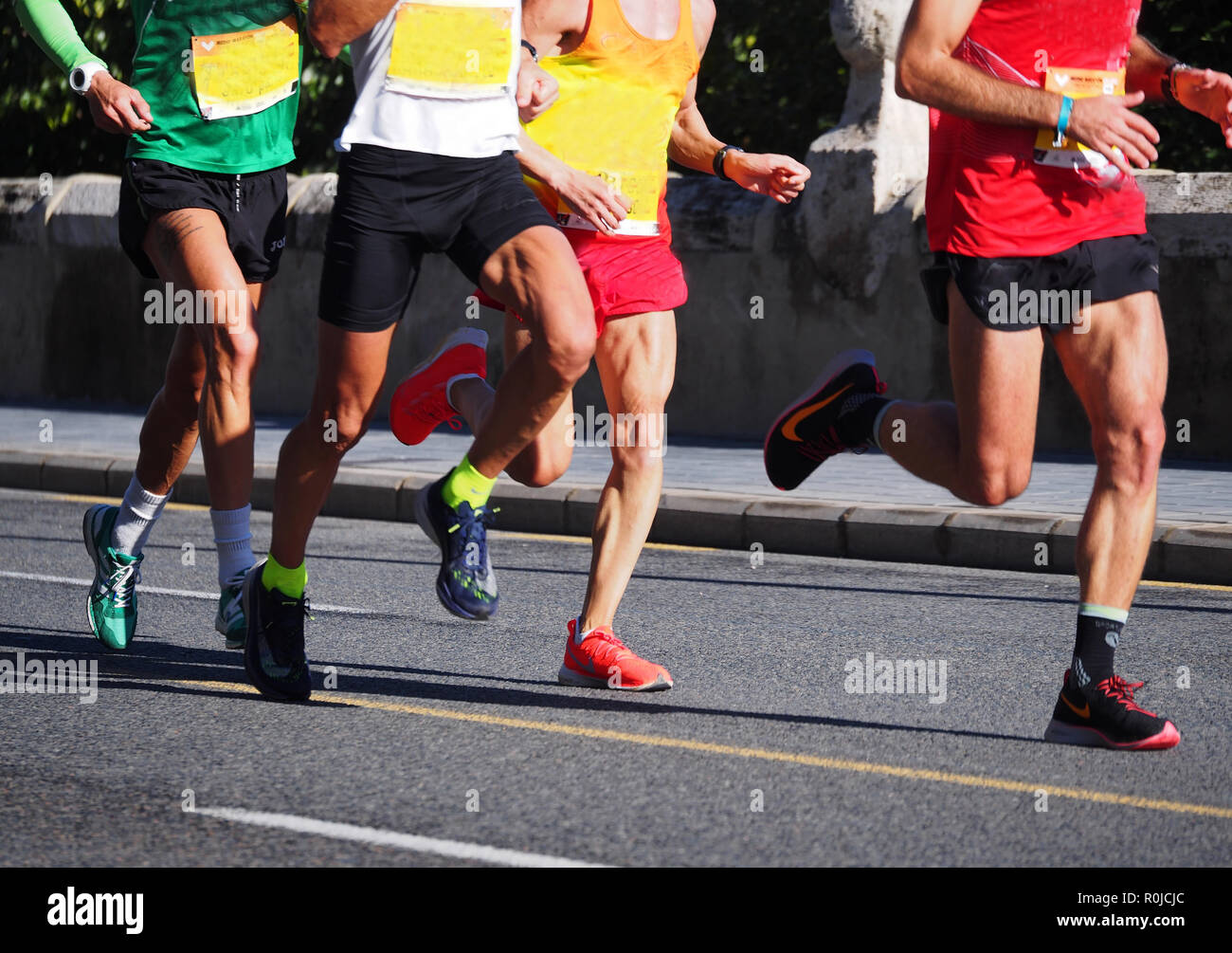 Valencia, Spanien - Oktober 28., 2018. Viele Menschen laufen im Marathon. Marathon läuft, Menschen Beine auf die City Road Stockfoto