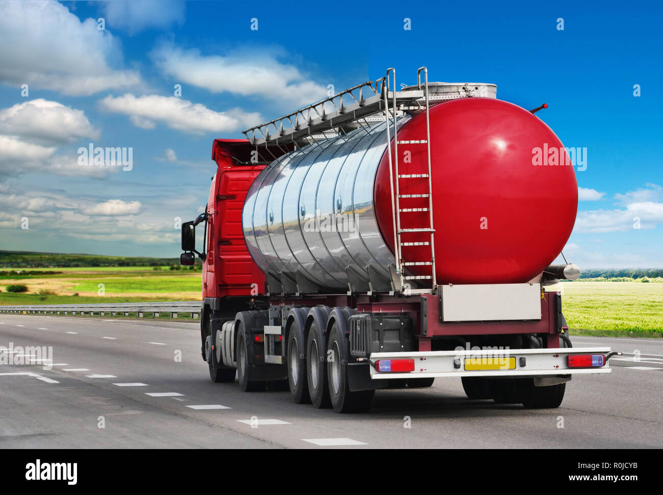 Der anhänger Transporte Autos auf der Autobahn. Fuel Truck in den Prozess der Lieferung an den Bestimmungsort Stockfoto