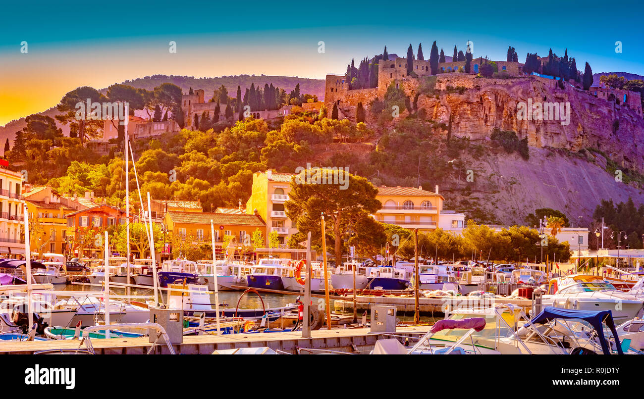 Blick auf Cap Canaille und Boote im Hafen während der sonnigen Day-Cassis Stockfoto