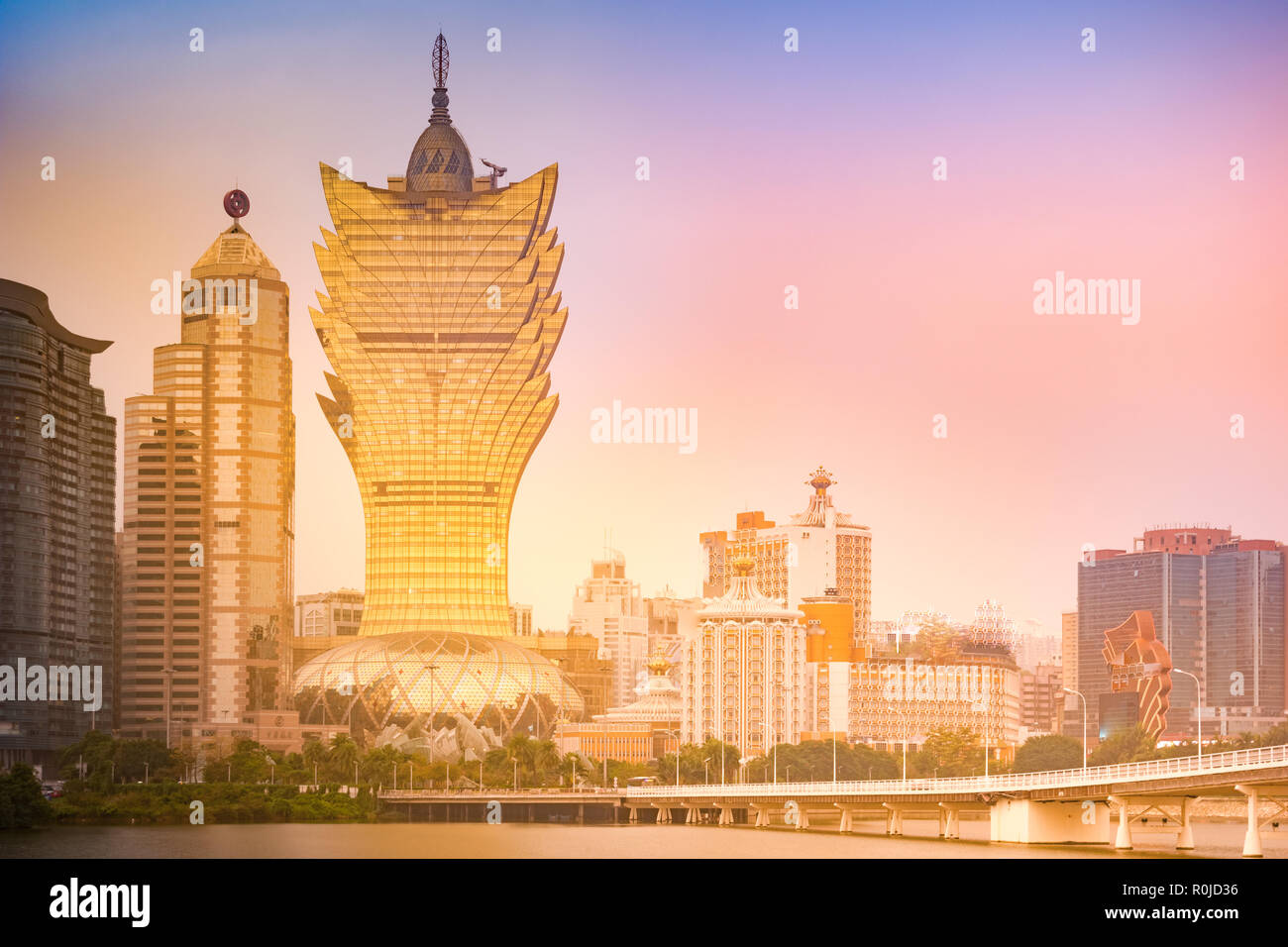 Macau Stadtbild Skyline in der Abenddämmerung. Mocau ist jetzt Teil von China. Panorama Stockfoto