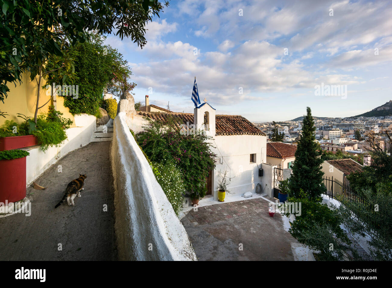 Athen. Griechenland. Agios Georgios tou Vrachou (Kirche St. George der Rock) Stil der Kykladen Architektur von anafiotika am Rande der Plaka distr Stockfoto Athen. Griechenland. Agios Georgios tou Vrachou (Kirche St. George der Rock) Stil der Kykladen Architektur von anafiotika am Rande der Plaka distr Stockfoto