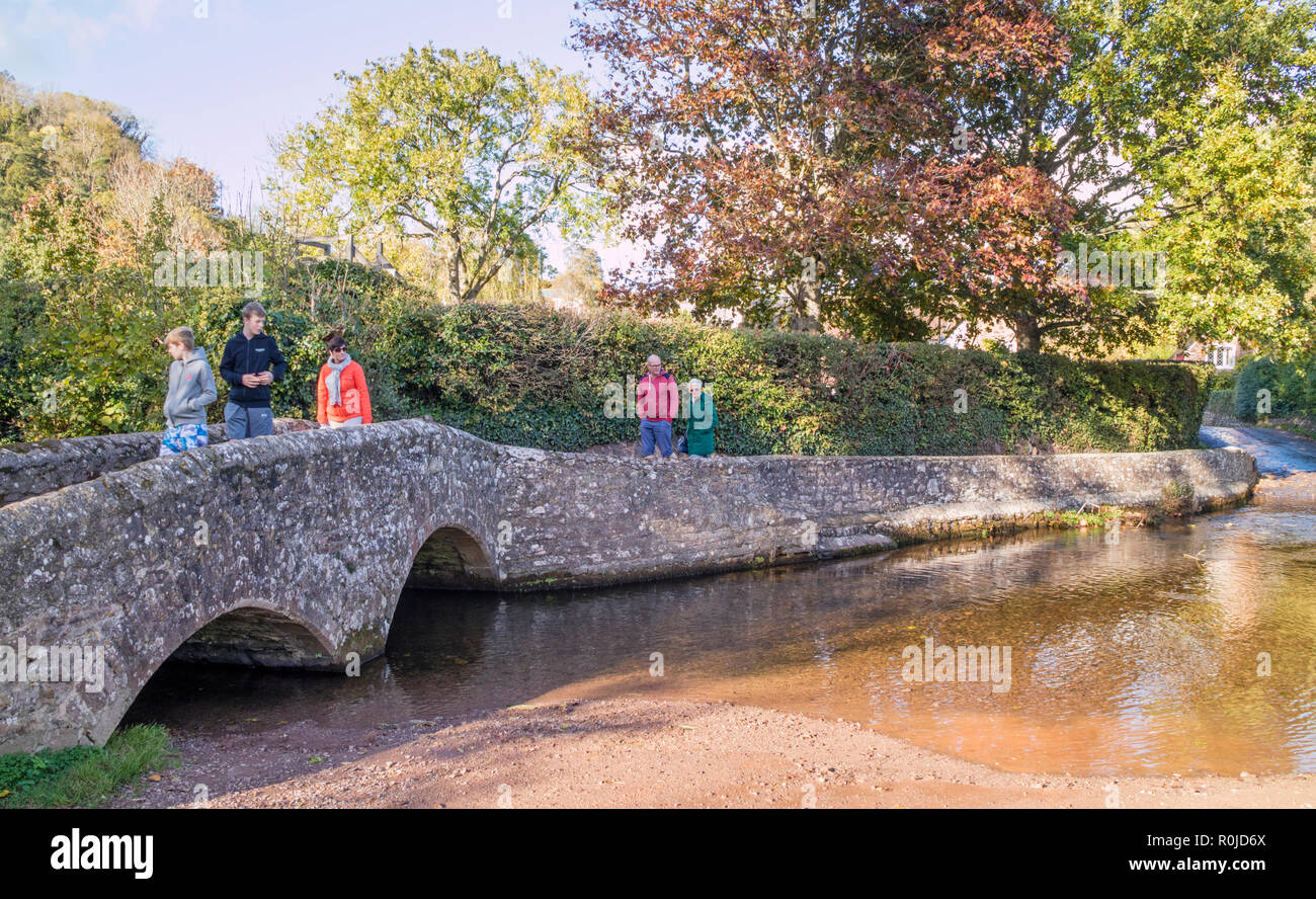 Gallox Brücke einer mittelalterlichen Steinbrücke über den Fluss Avill im Dorf Dunster, Somerset, England, Großbritannien Stockfoto