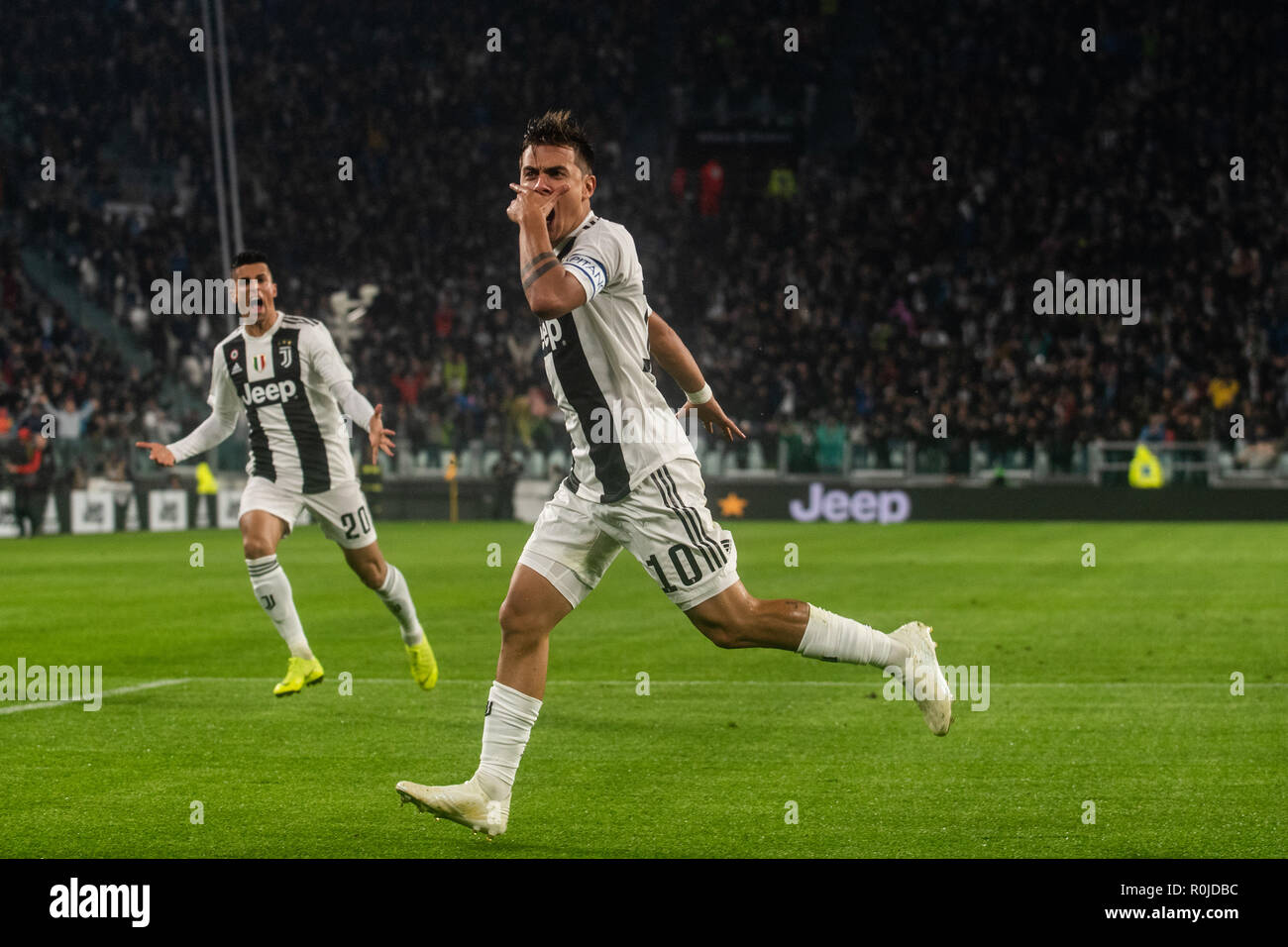 Paulo Dybala von Juventus Turin feiert, nachdem das Ziel von 1-0 in der Serie A zwischen Juventus Turin und Cagliari in der Allianz Stadion. Juventus Turin gewann Stockfoto