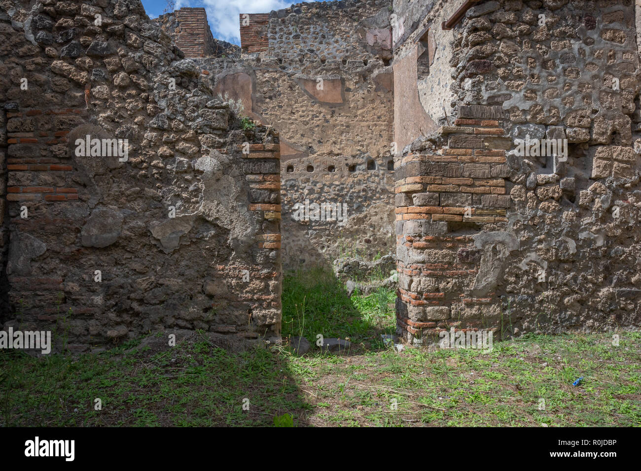 Römische Ruinen und Ausgrabungen in Pompeji Italien übersehen durch den Vesuv Stockfoto