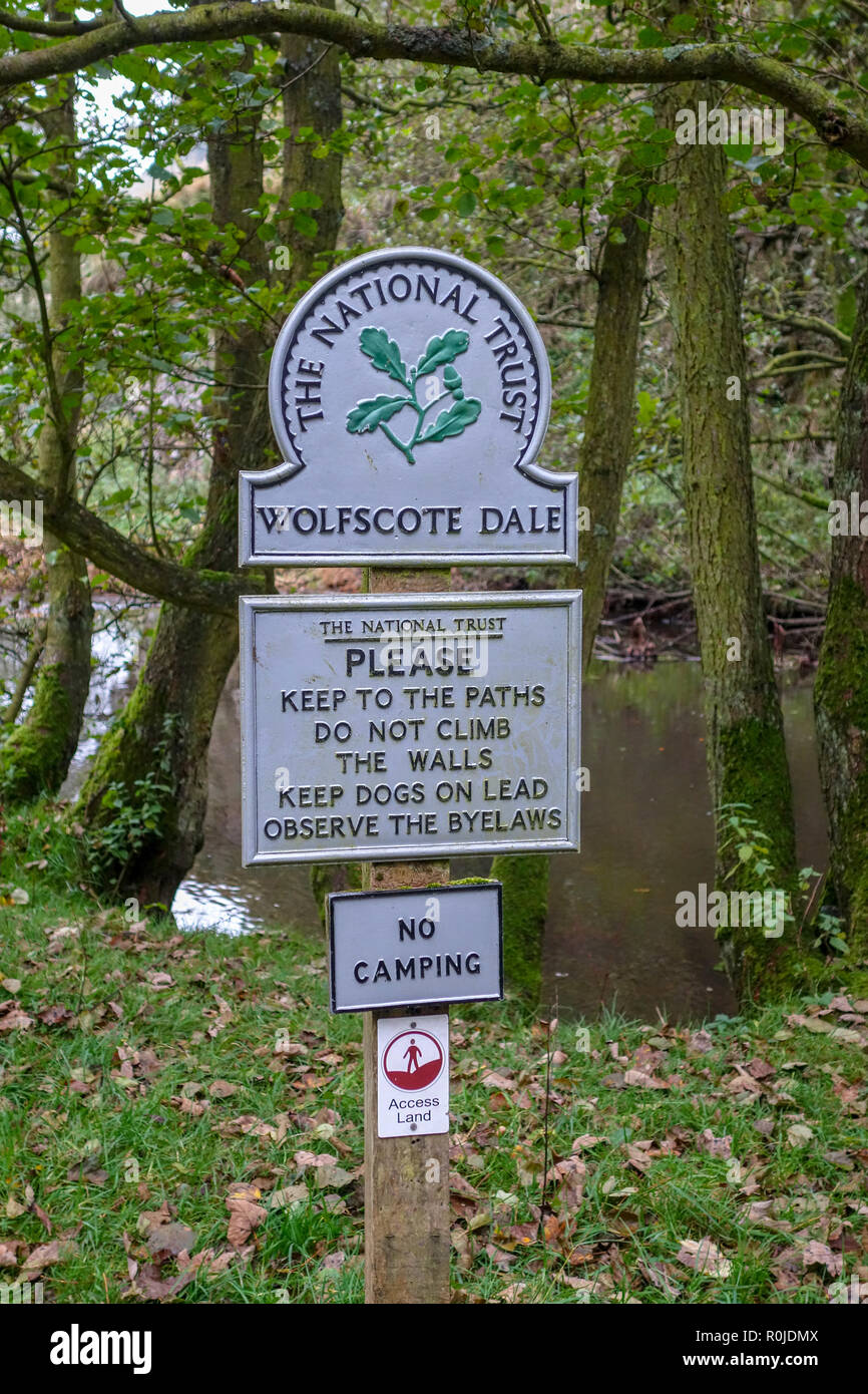 Fischteich Bank National Trust, Wolfscote Dale, Staffordshire, Derbyshire Peak District National Park, England, UK. Foto entnommen aus öffentlichen Fußweg Stockfoto