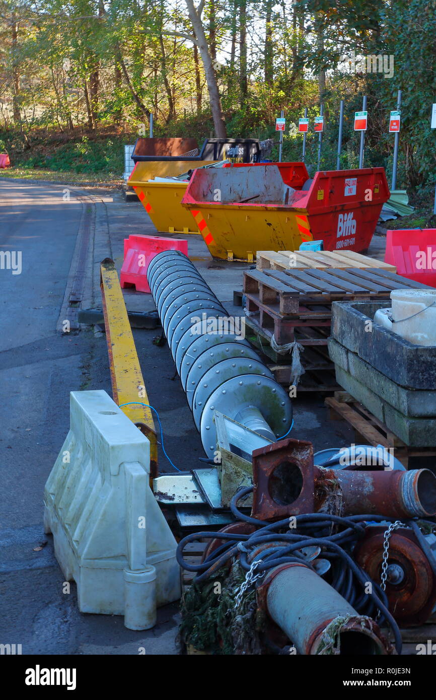 Ein Satz von Ersatzteilen, einschließlich einer Edelstahl Archimedes Screw Pumpe für eine Maschine innerhalb der Wasseraufbereitungsanlage unter anderen Ersatzteile. Stockfoto