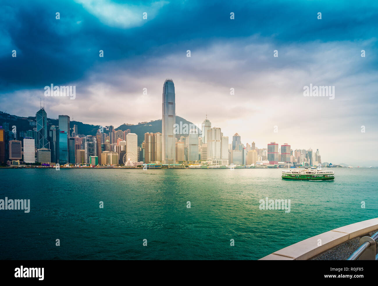 Skyline und den Victoria Harbour und Hong Kong. Blick von Kowloon. Stockfoto