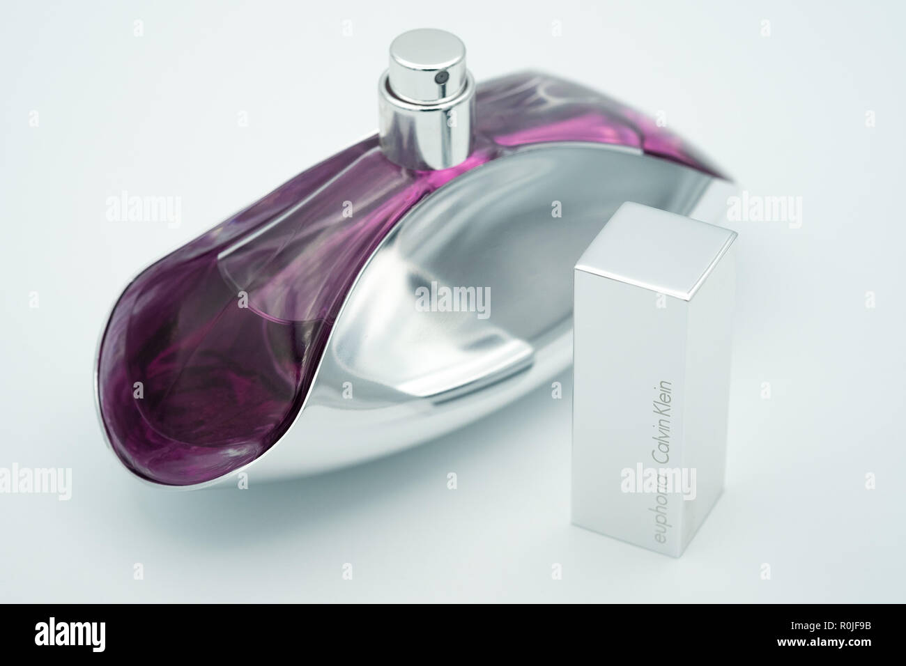 Calvin Klein euphoria Parfüm Flasche schneiden Sie auf weißem Hintergrund Stockfoto