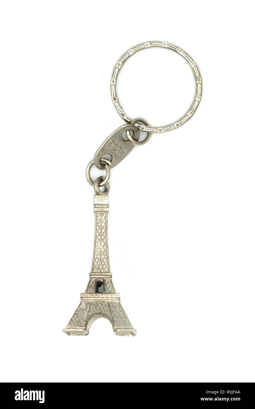 Miniatur Eiffelturm metallische Schlüsselkette Paris souvenir schneiden Sie auf weißem Hintergrund Stockfoto