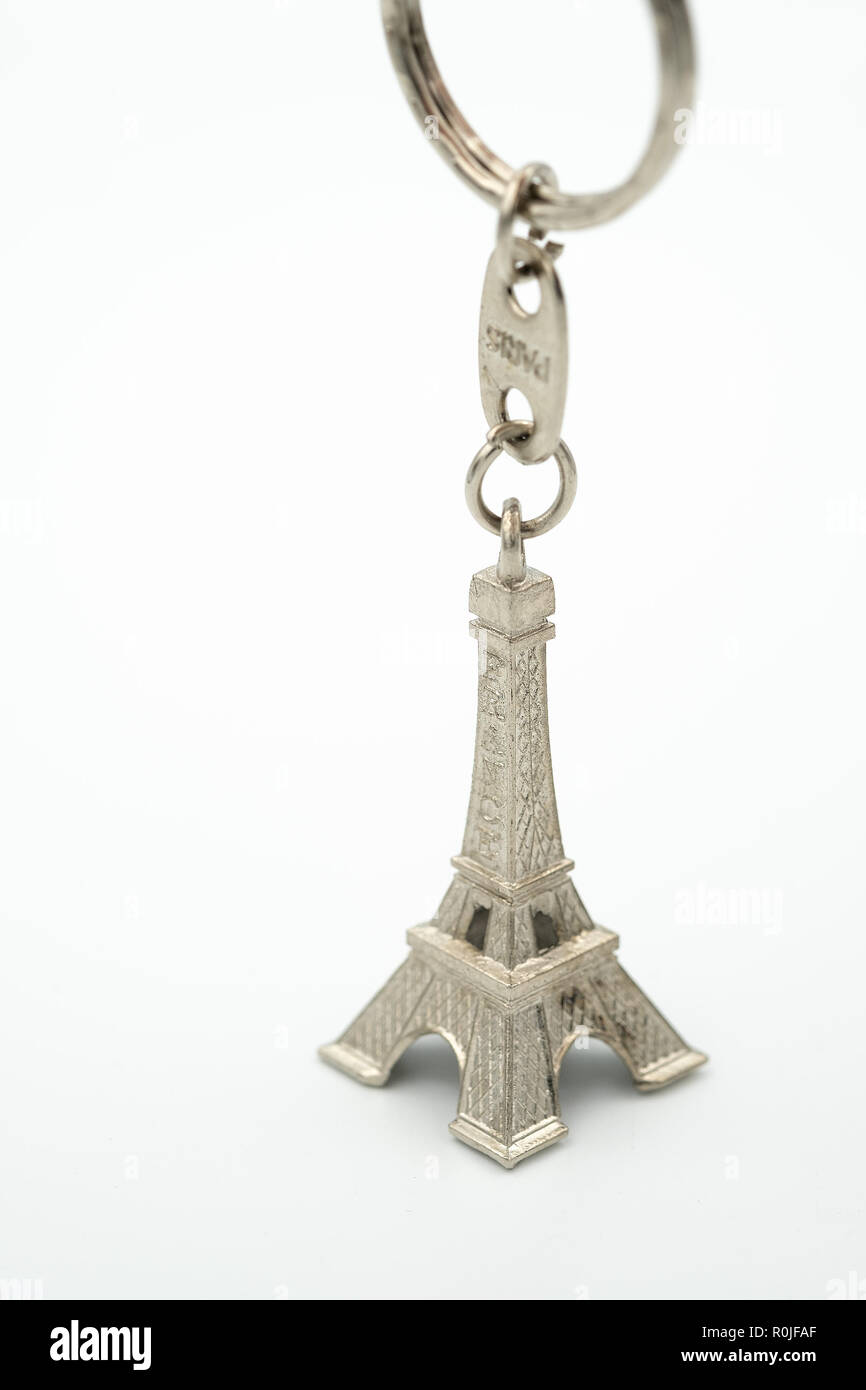 Miniatur Eiffelturm metallische Schlüsselkette Paris souvenir schneiden Sie auf weißem Hintergrund Stockfoto