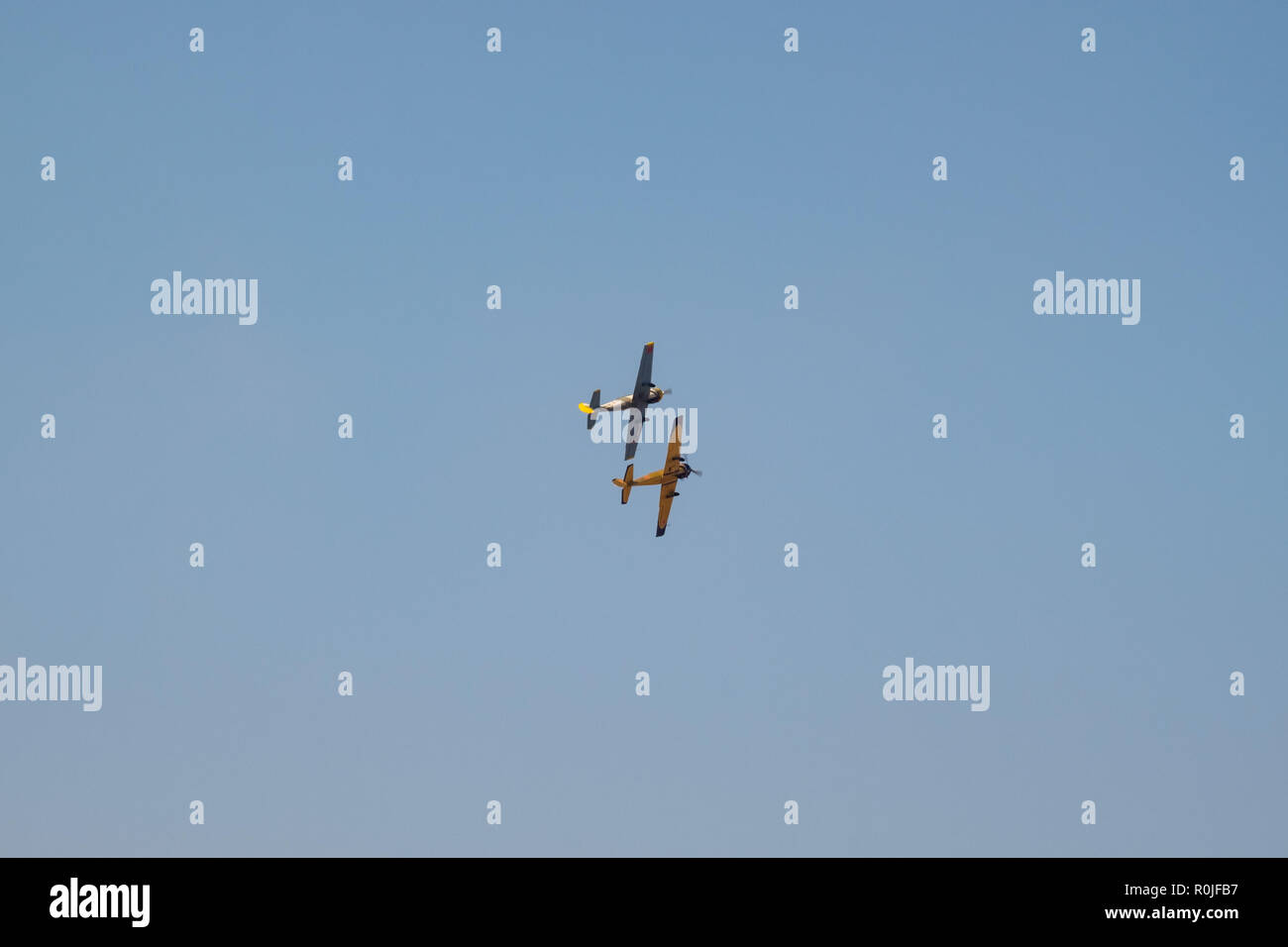 Zwei Ebenen sehr nahe nebeneinander fliegen beim Kunstflug Anzeige an einer Flugschau Stockfoto