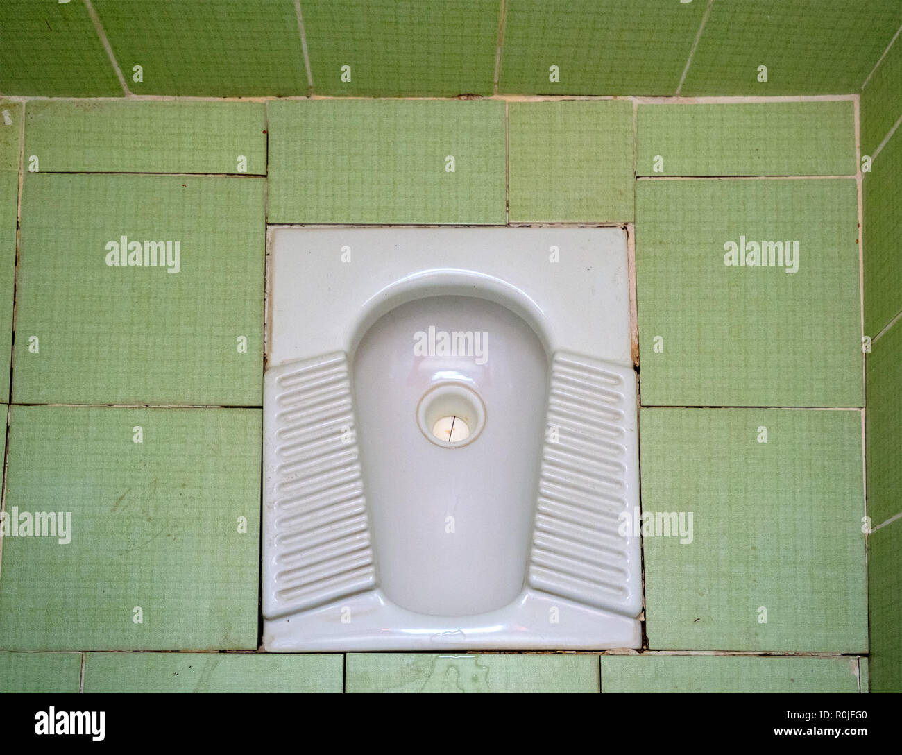 Loch im Boden hocken wc auf einer öffentlichen Toilette Stockfoto