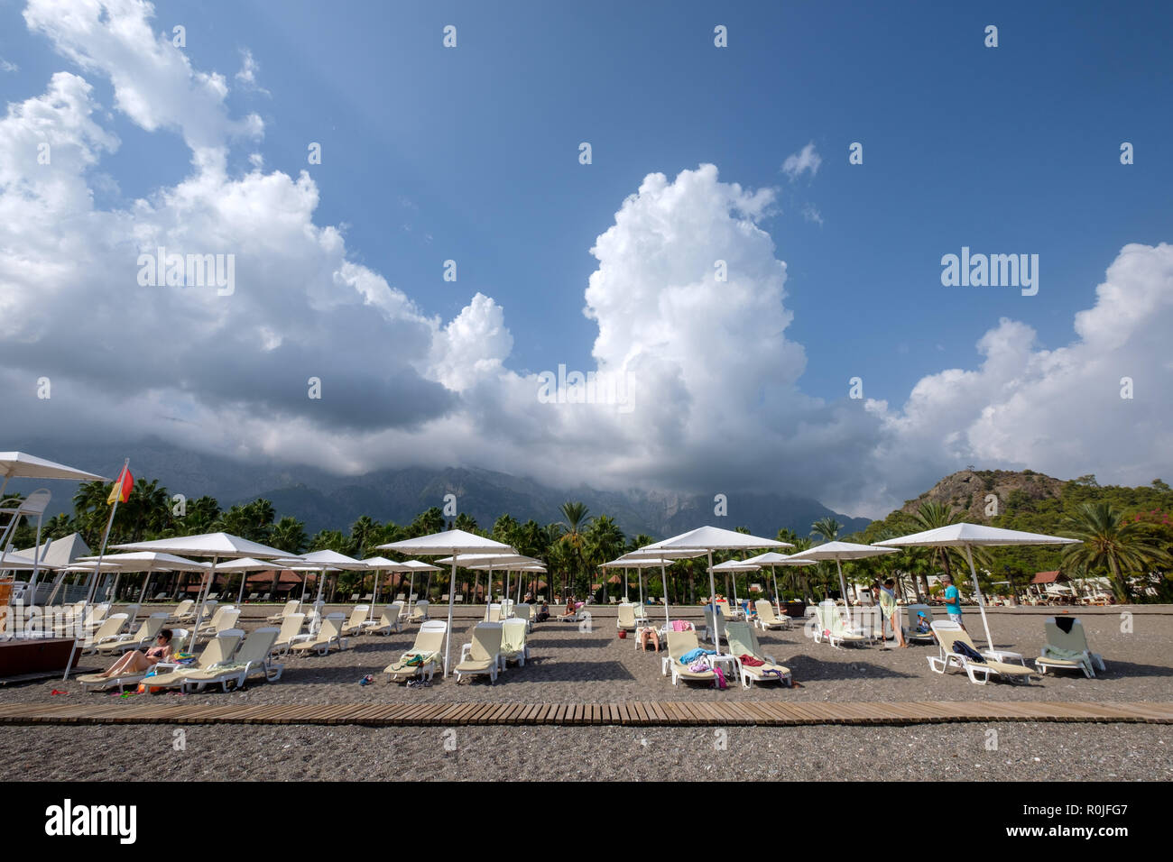 Liegestühle und Sonnenschirme am Strand im Club Med Palmiye Luxus all inclusive Resort, Kemer, Antalya, Türkei Stockfoto