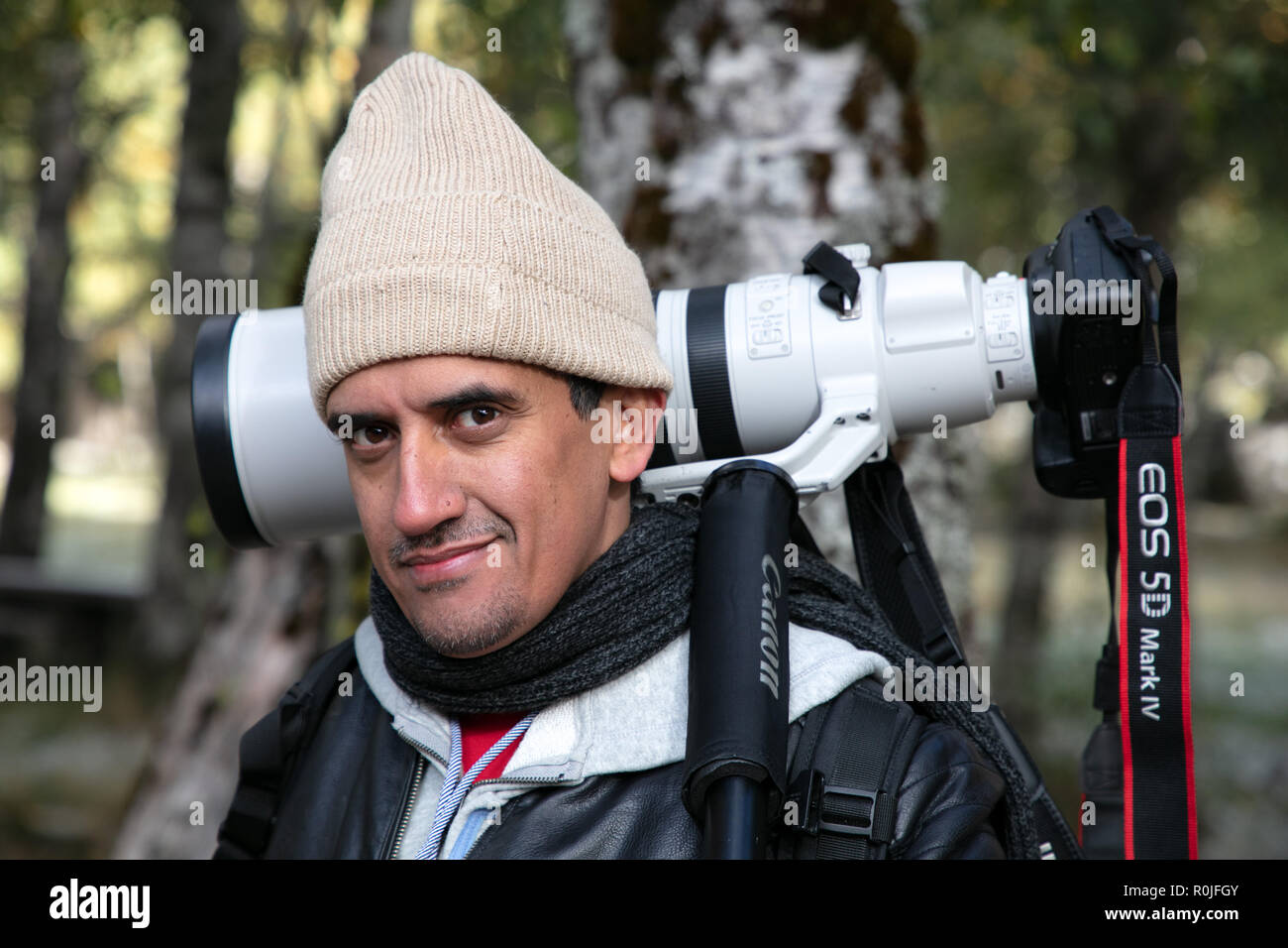 Porträt einer Natur wildlife professioneller Fotograf mit einer Canon EOS 5D Mark IV 200-400 mm f4 super Telezoomobjektiv auf seiner Schulter Stockfoto