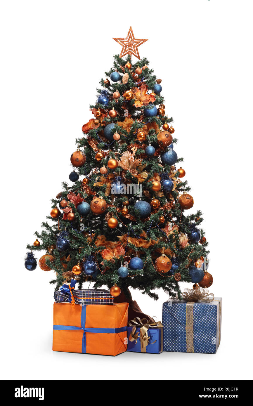 Geschmückten Weihnachtsbaum mit Geschenken unter auf weißem Hintergrund Stockfoto