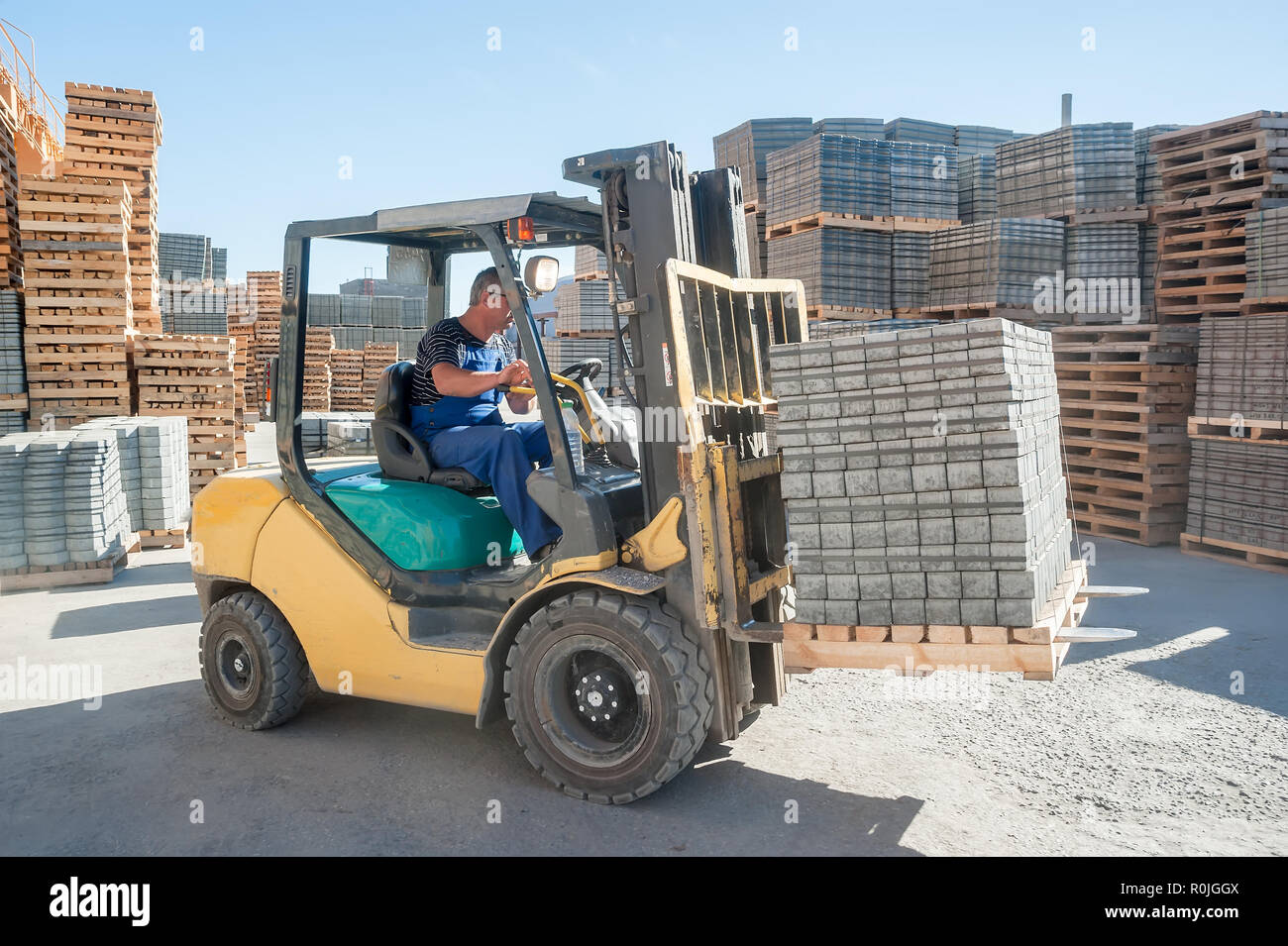 In Tjumen, Russland - 13. August 2013: Fertigwarenlager auf konkrete Ware Werk Nr. 5. Laden zu Fuss Produkte Stockfoto